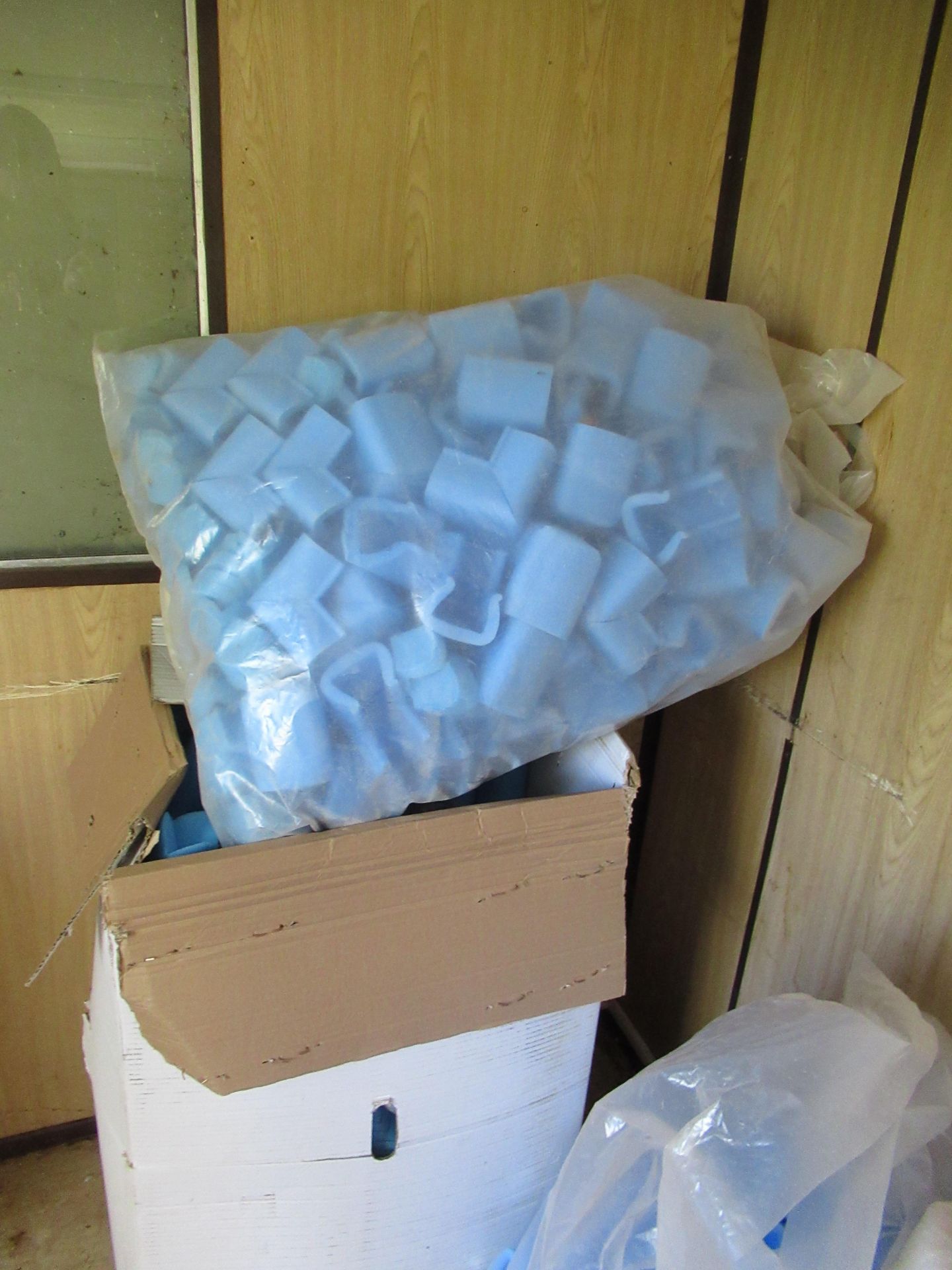 Qty of packing materials including bubble/shrink wrap and protective corners - Image 5 of 6