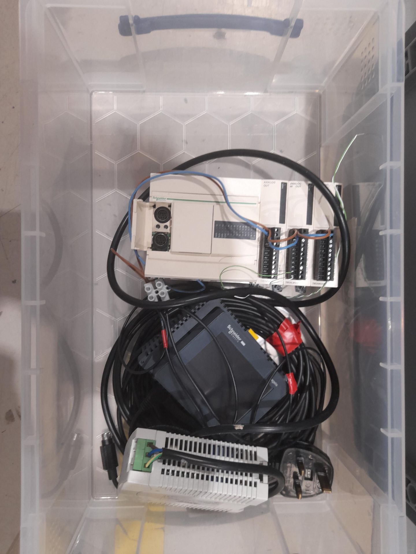 Box containing Scneider Electric PLC (Modicon TM2AMI2HT, TM2ALM3LT, TM2AVO2HT), with Magelis - Image 4 of 5