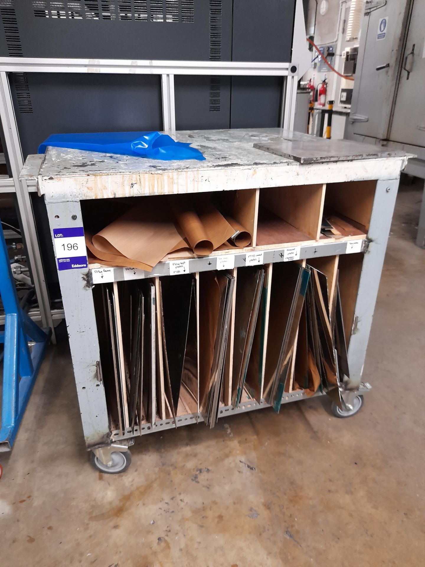 Steel fabricated mobile packing bench, with quantity of metal plates - Image 2 of 3