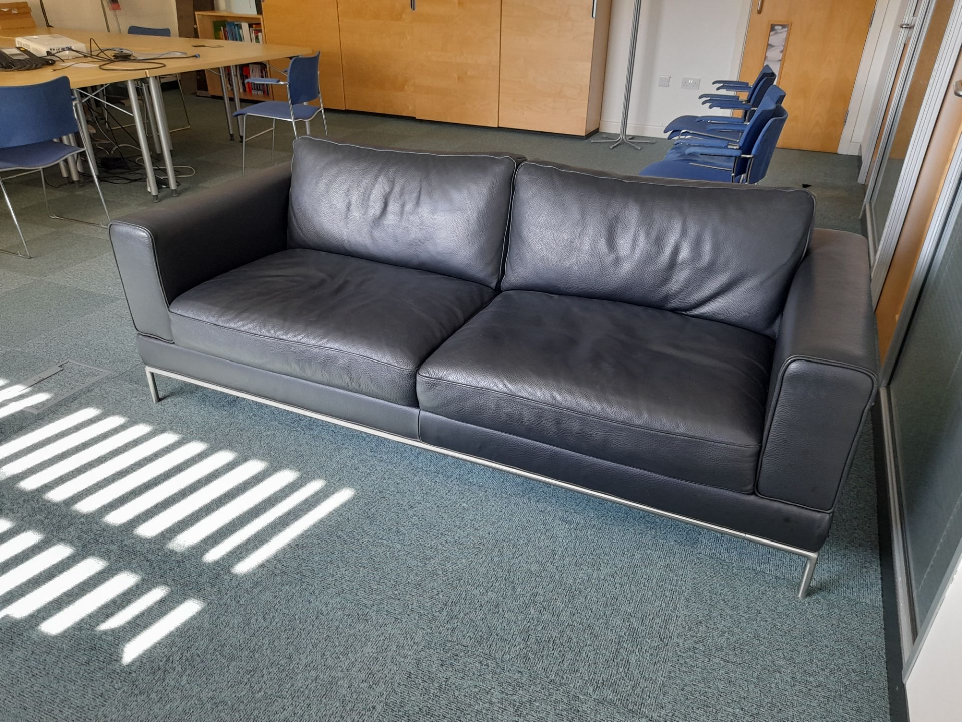 Contemporary three-seater black leather settee - Image 2 of 2