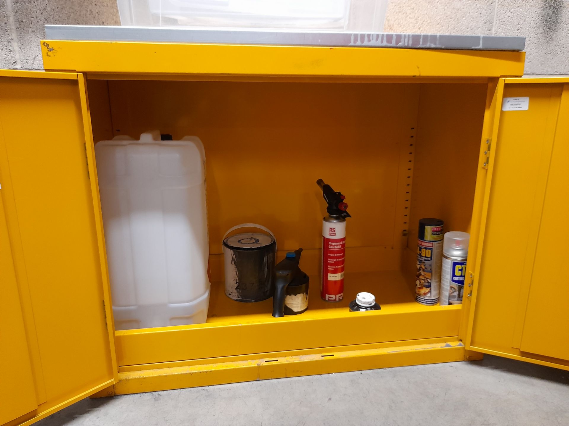 Small double door flammable cabinet - Image 2 of 2