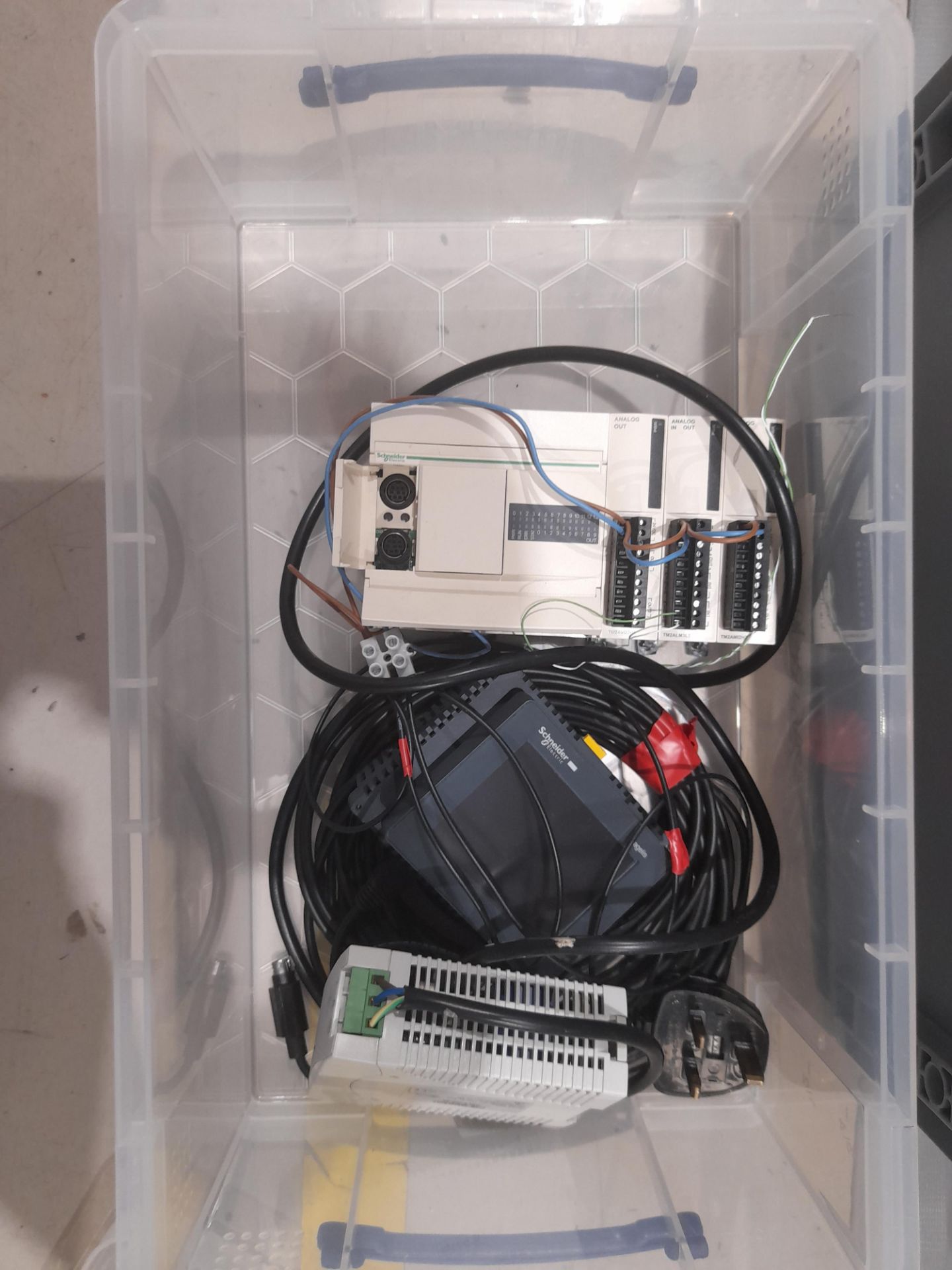 Box containing Scneider Electric PLC (Modicon TM2AMI2HT, TM2ALM3LT, TM2AVO2HT), with Magelis - Image 3 of 5