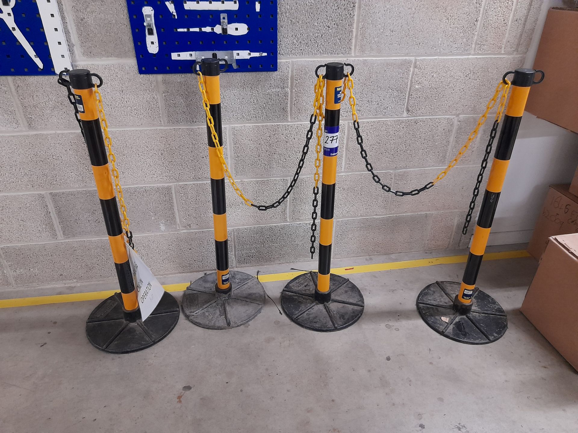 Matlock safety barrier - 4 posts with chain