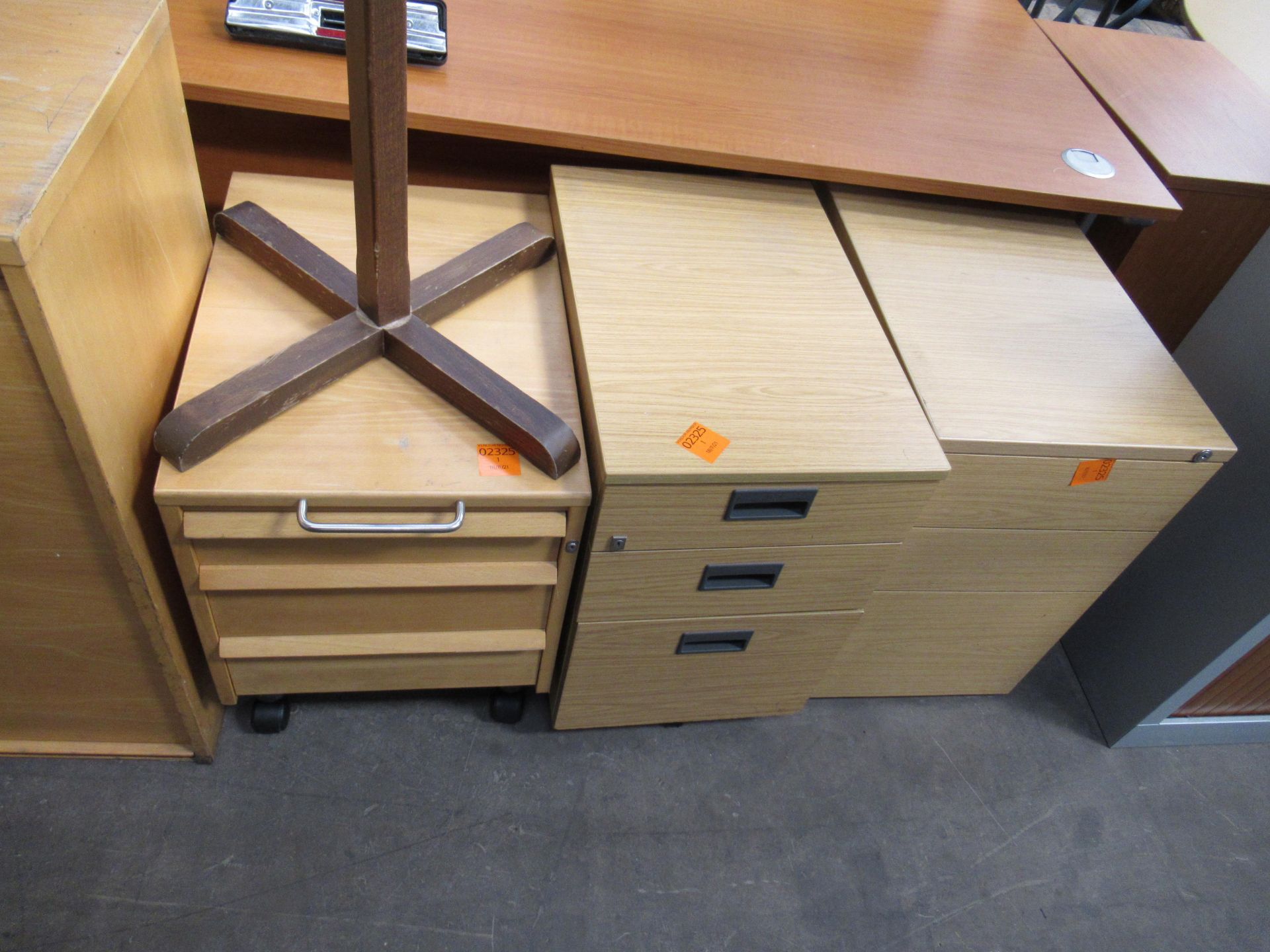 A Qty of Office furniture to include Desk and Pedestall, 6 x chairs and other furniture - Image 8 of 11