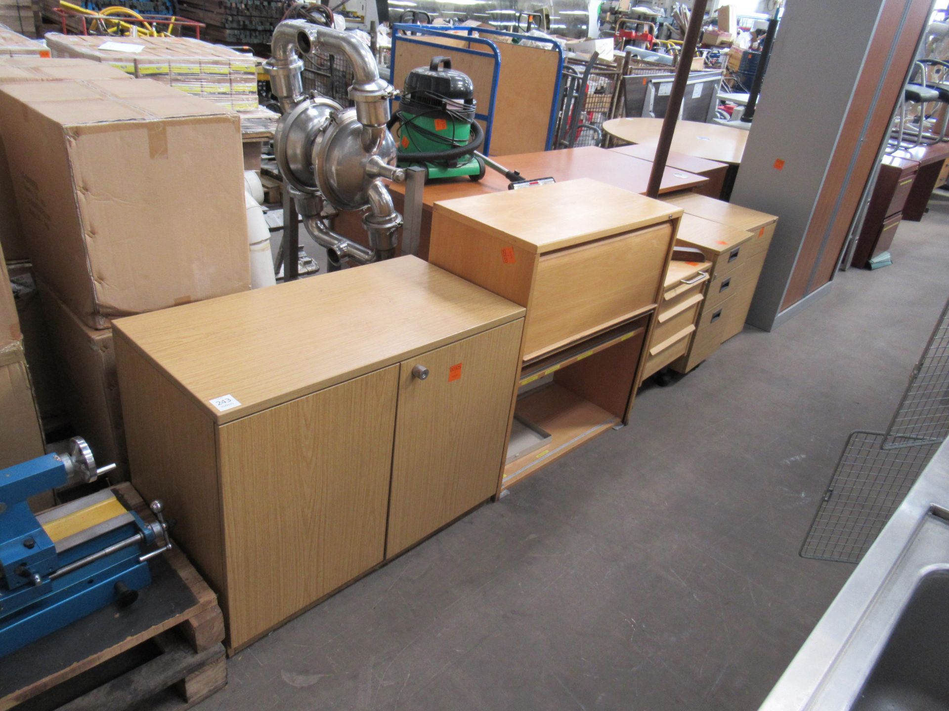 A Qty of Office furniture to include Desk and Pedestall, 6 x chairs and other furniture - Image 2 of 11