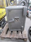 An Unbranded Safe, with key. Please note there is a £10 plus VAT Lift out fee