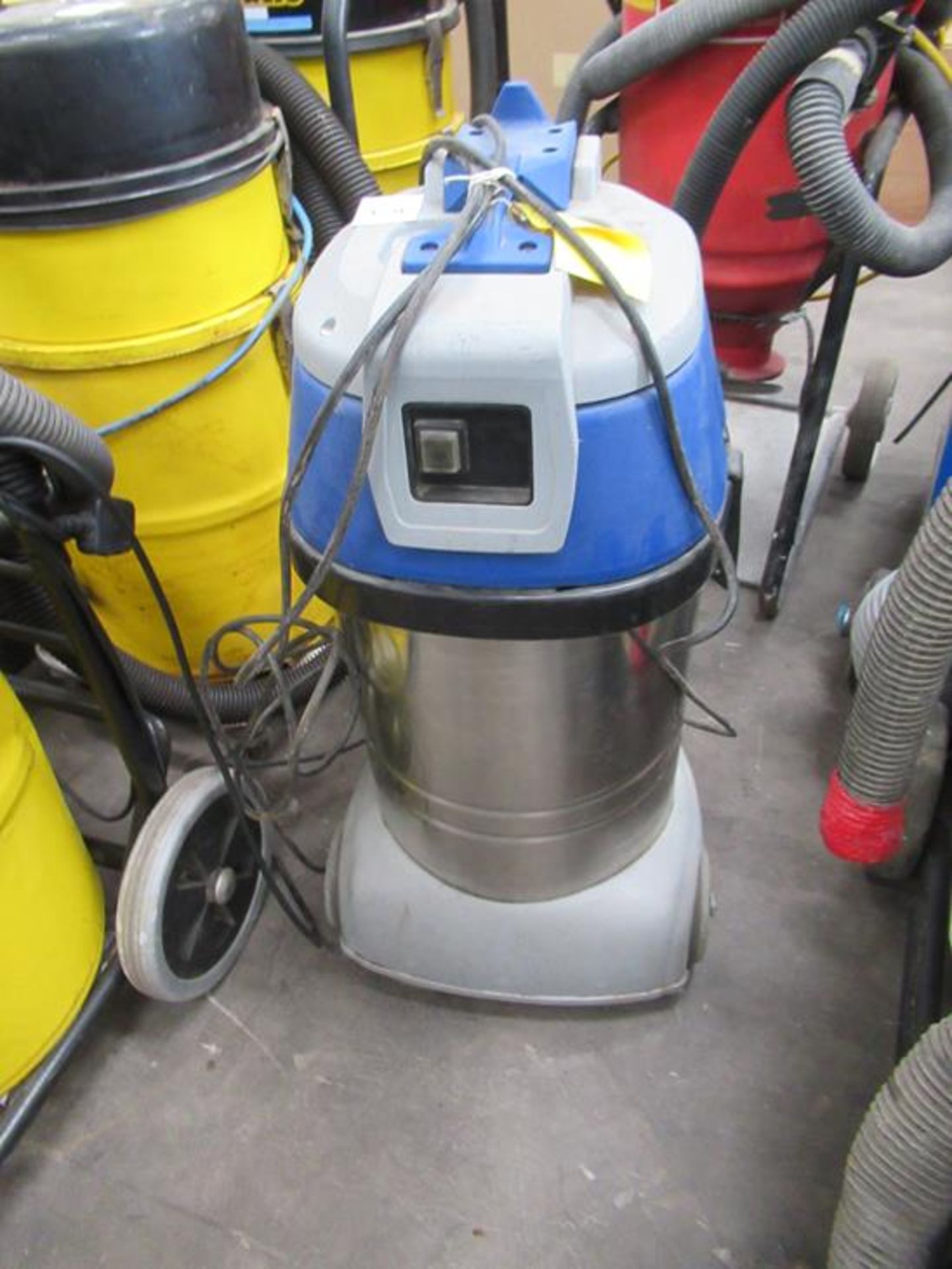 A V-Tuf Vacuum (No Hose) 240V - Image 2 of 2