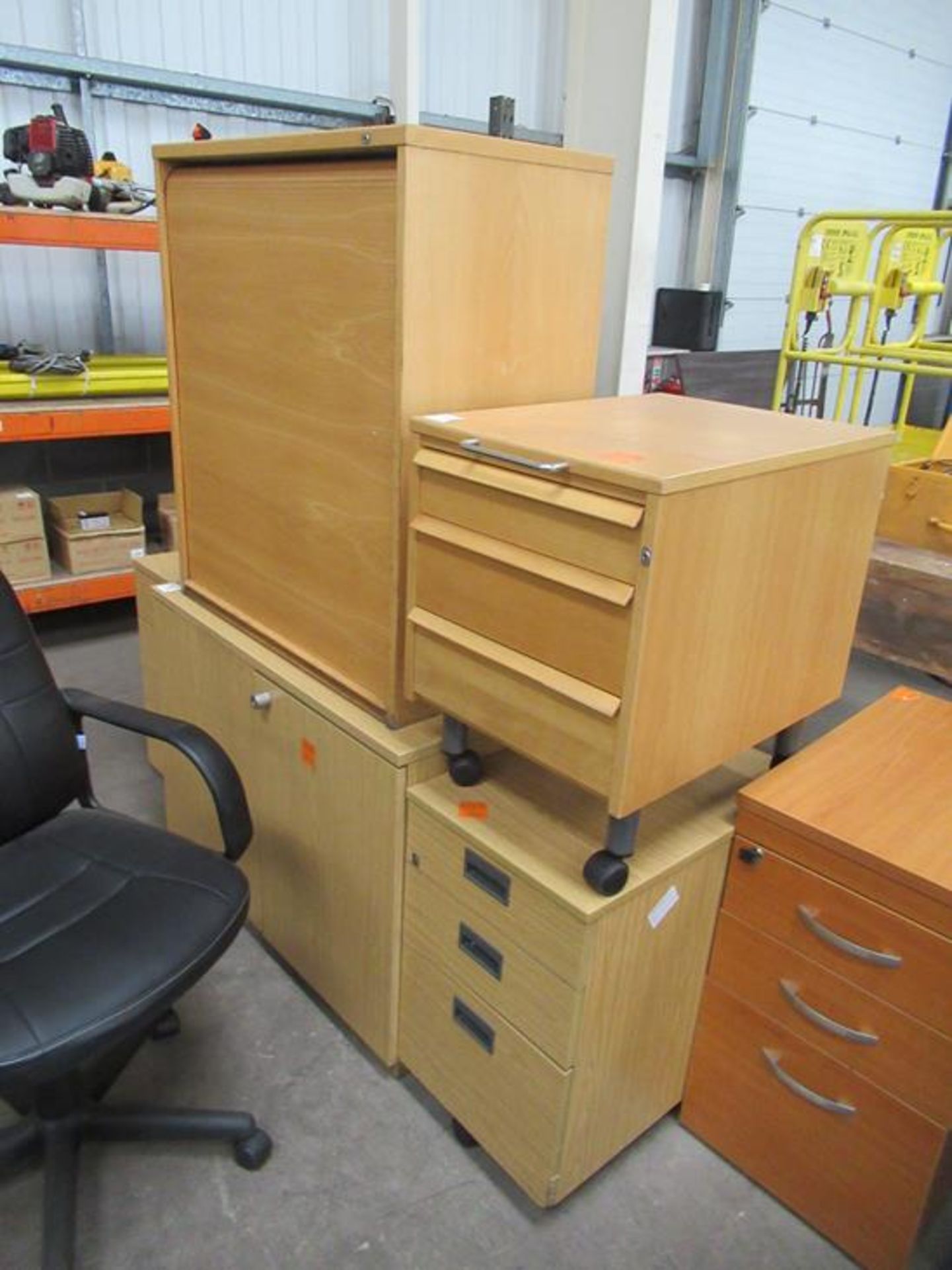 A Qty of Office furniture to include Desk and Pedestall, 6 x chairs and other furniture - Image 7 of 11