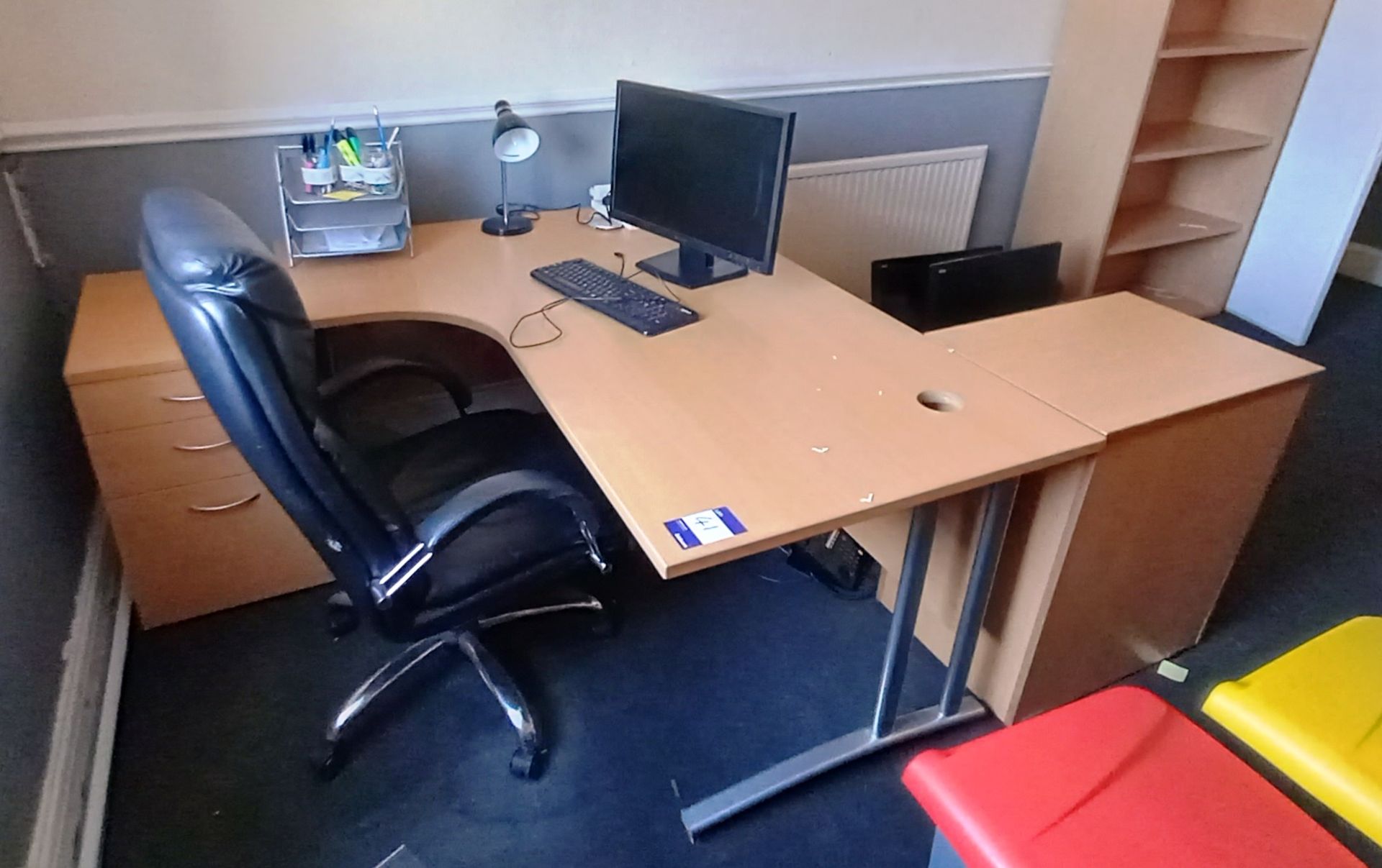 Cantilever curved desk (1600x1200), 2x pedestals, leather executive chair, adjustable Lenovo monitor - Image 2 of 2