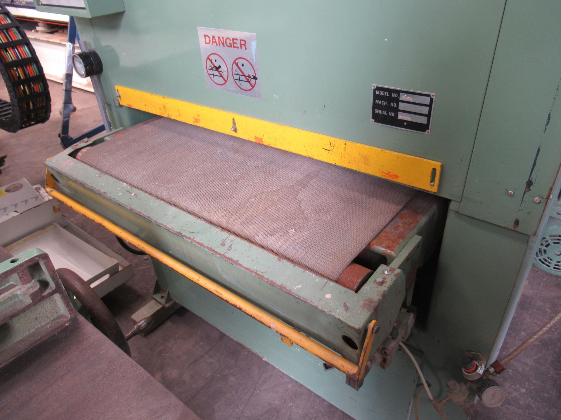 Sahara DW-37A Belt Sander S/N F090960. Please note there is a £15 plus VAT Lift Out Fee on this lot - Image 2 of 6