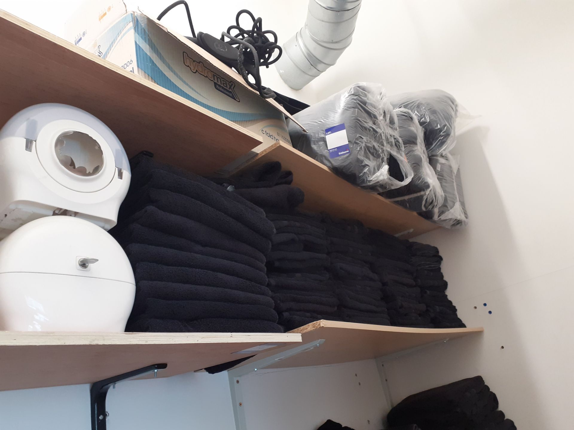 Quantity of Towels to shelves - Image 2 of 2