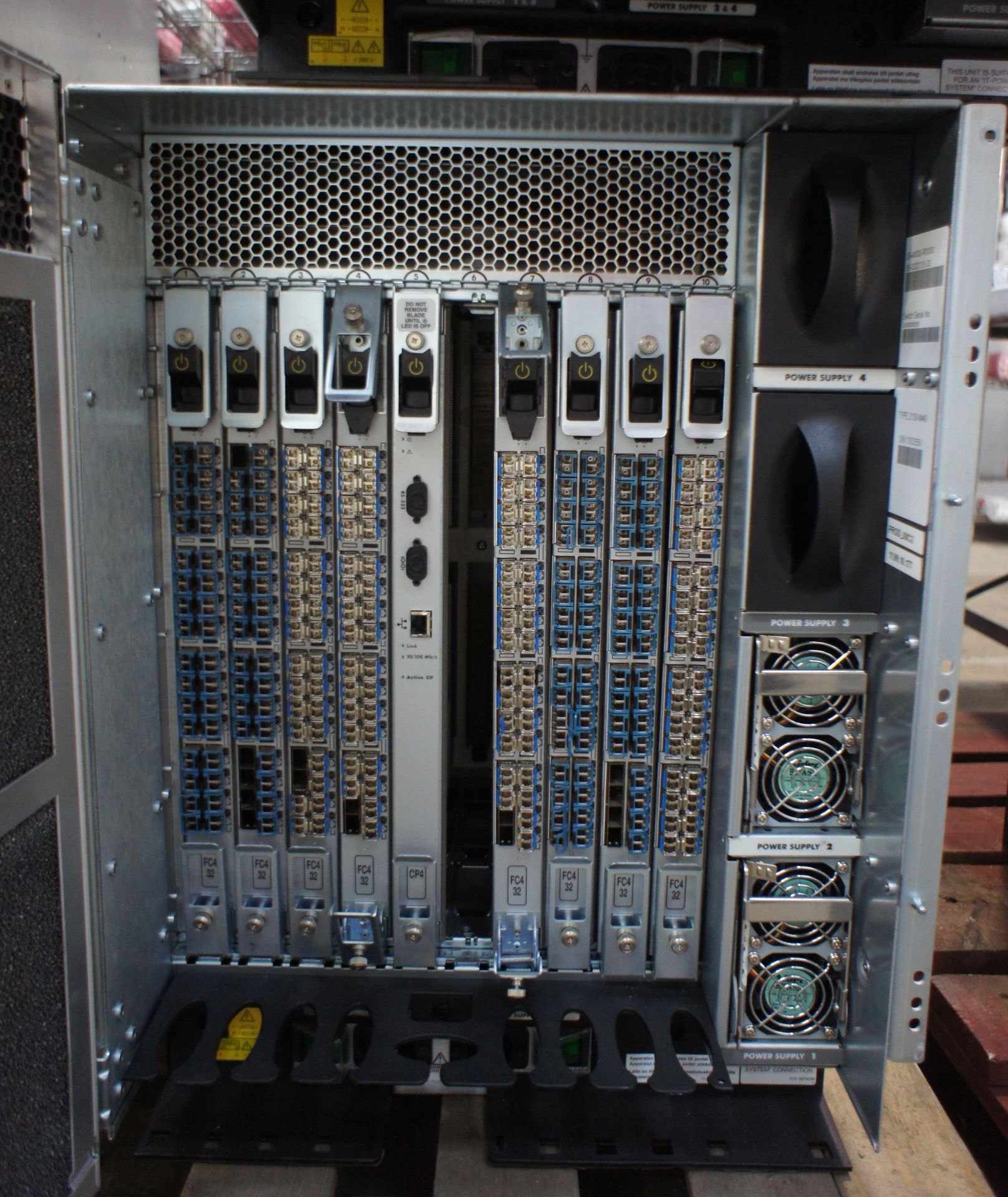 IBM2109-M48 SAN256 director cabinet with 8x FC4/32 cards and 1x CP4 cards, IBM2109-M48 SAN256