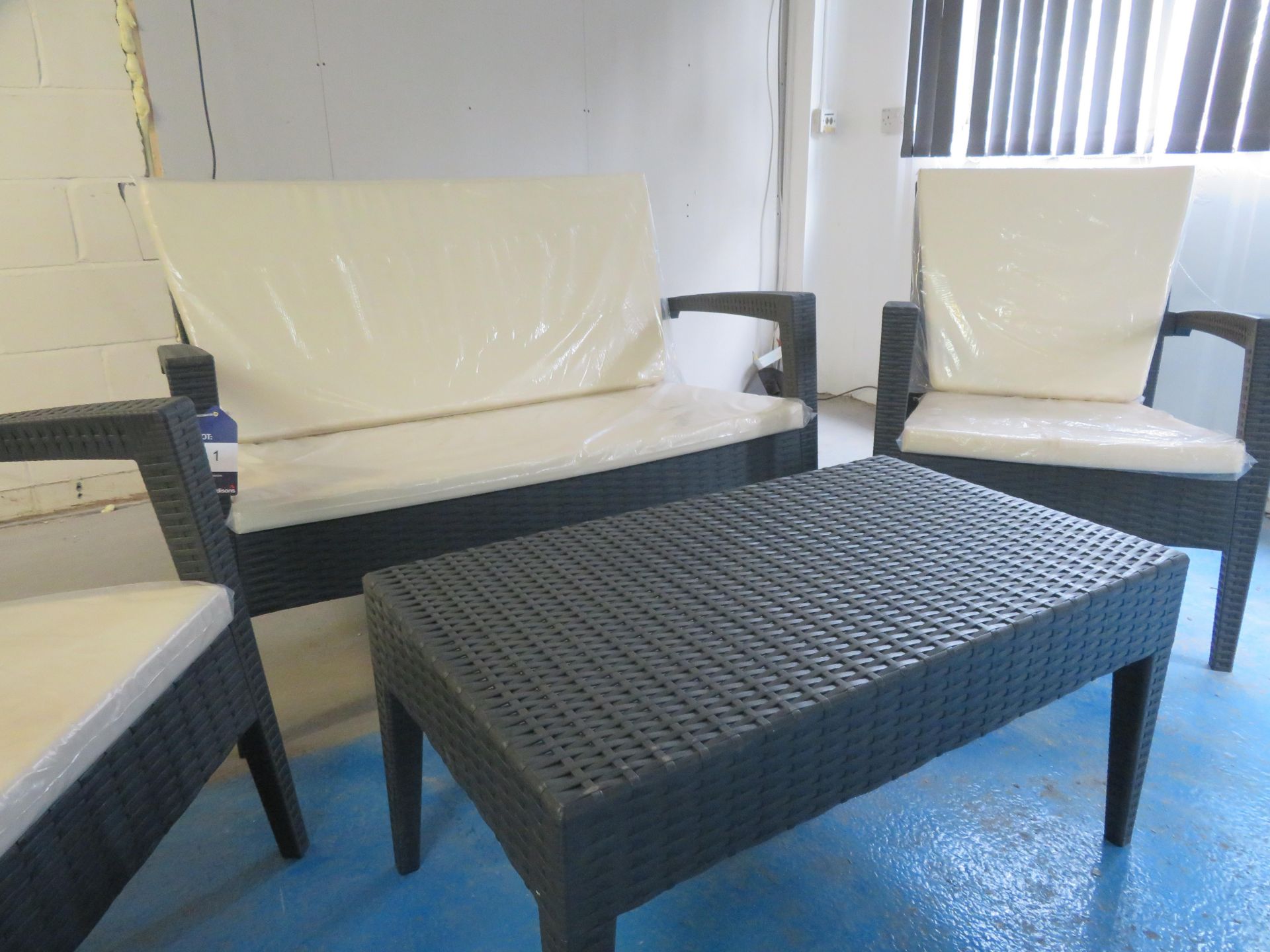 4 piece Rattan effect garden furniture set comprising 2 seater sofa, 2cm chairs and coffee table - Image 2 of 2