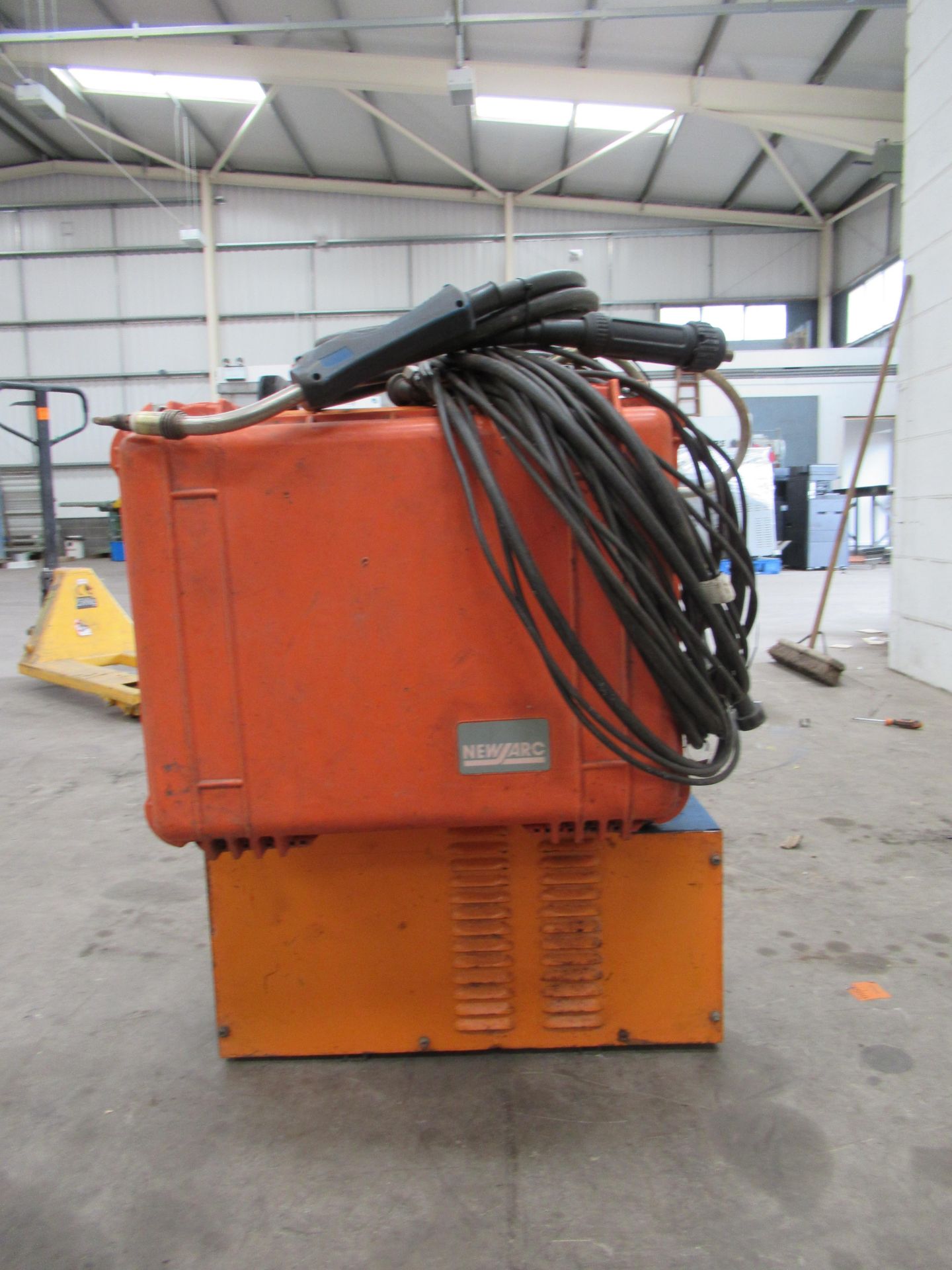 Newarc R4000 MiG welder with water cooler and Newarc WFU12RD wire feed with torch and leads - Image 4 of 8