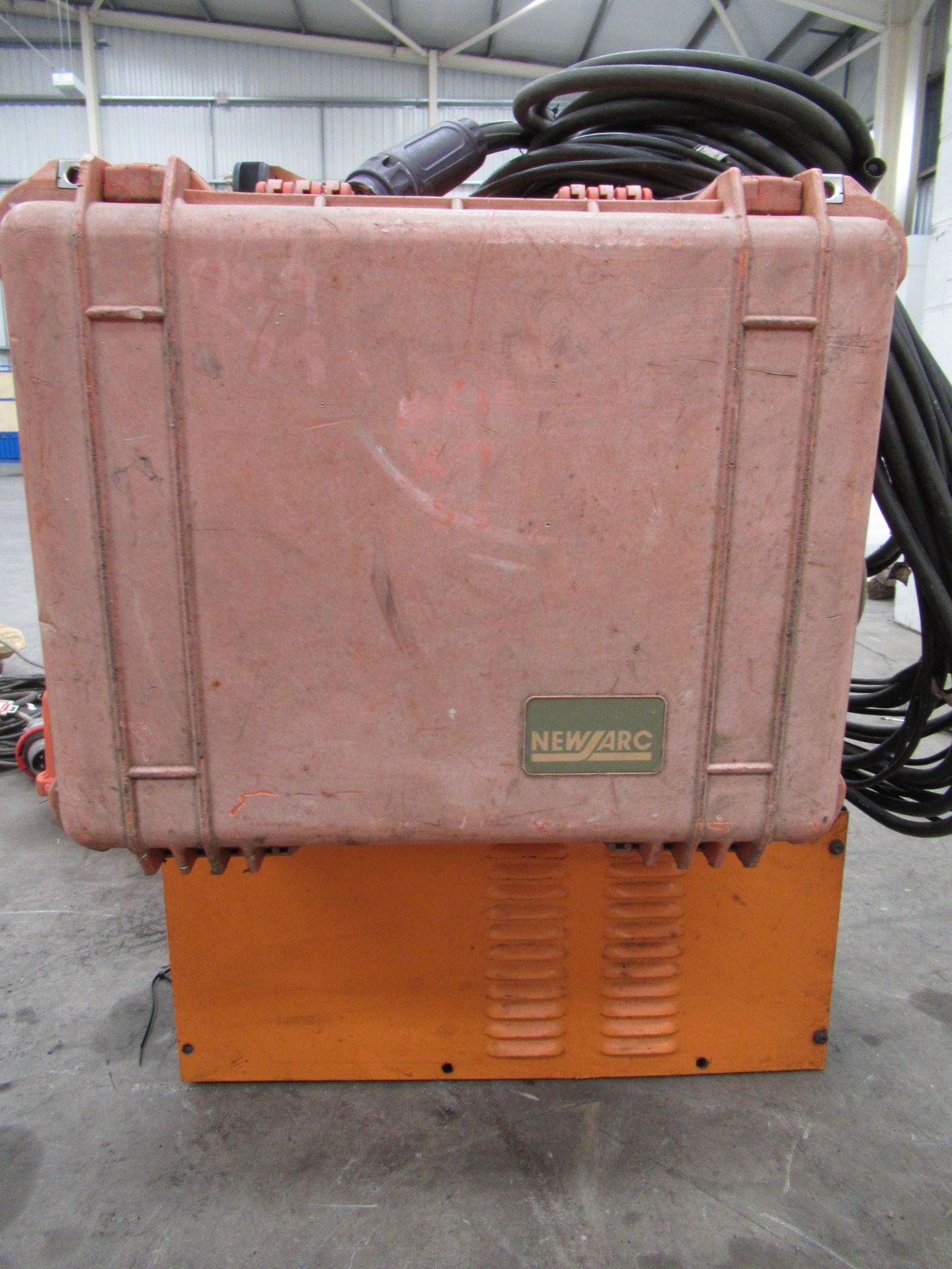 Newarc R4000 MiG welder with water cooler and Newarc WFU12RD wire feed with torch and leads - Image 4 of 9