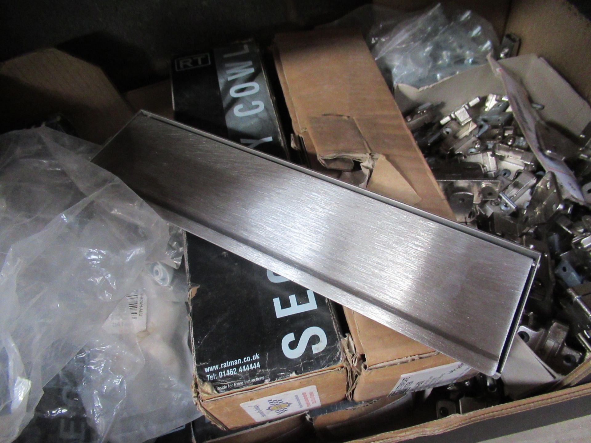 Box of ironmongery including hinges letterboxes etc - Image 3 of 3