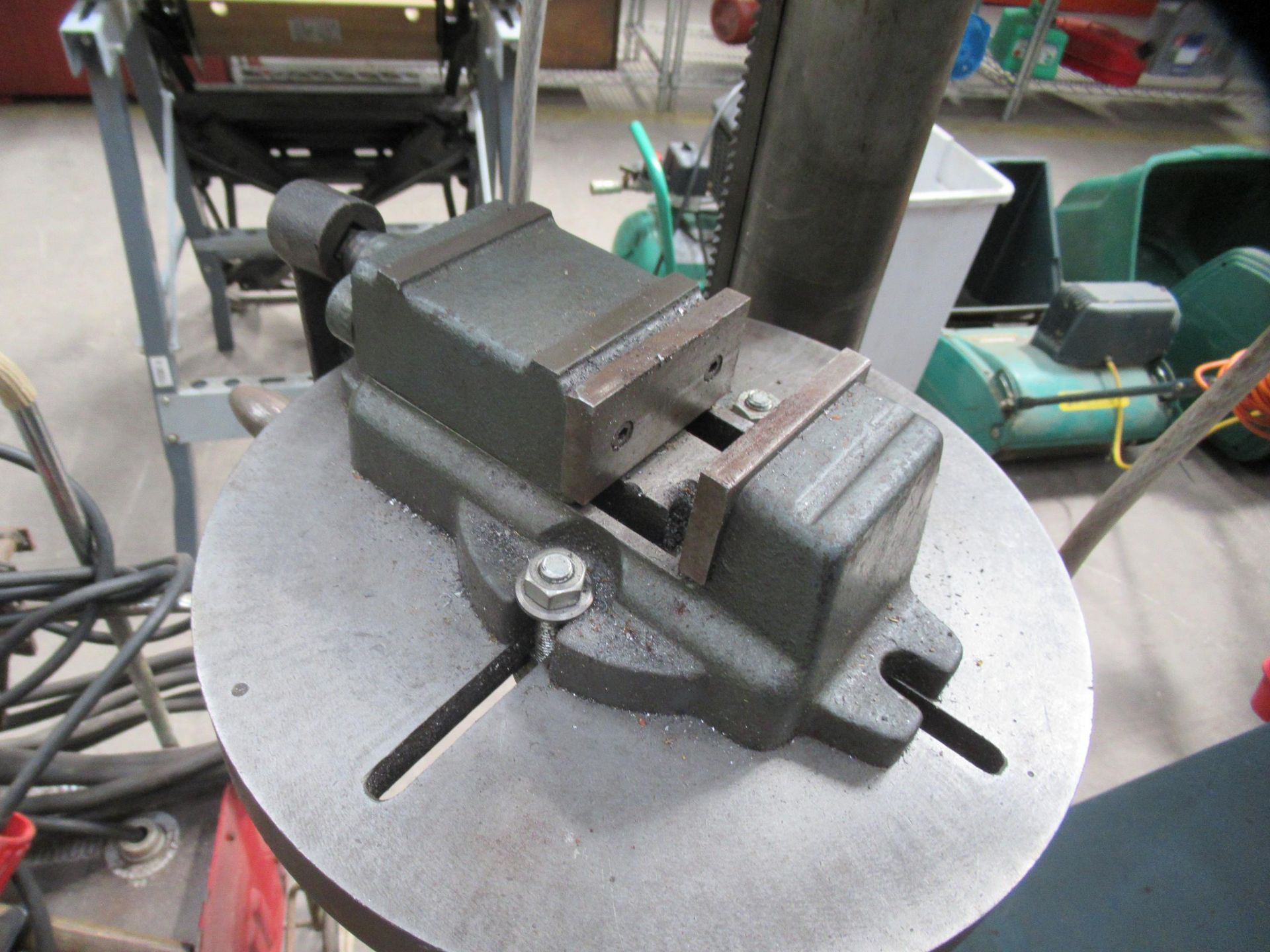 Union floor standing pedestal drill with 3x beds and vice, 415V. - Image 8 of 8