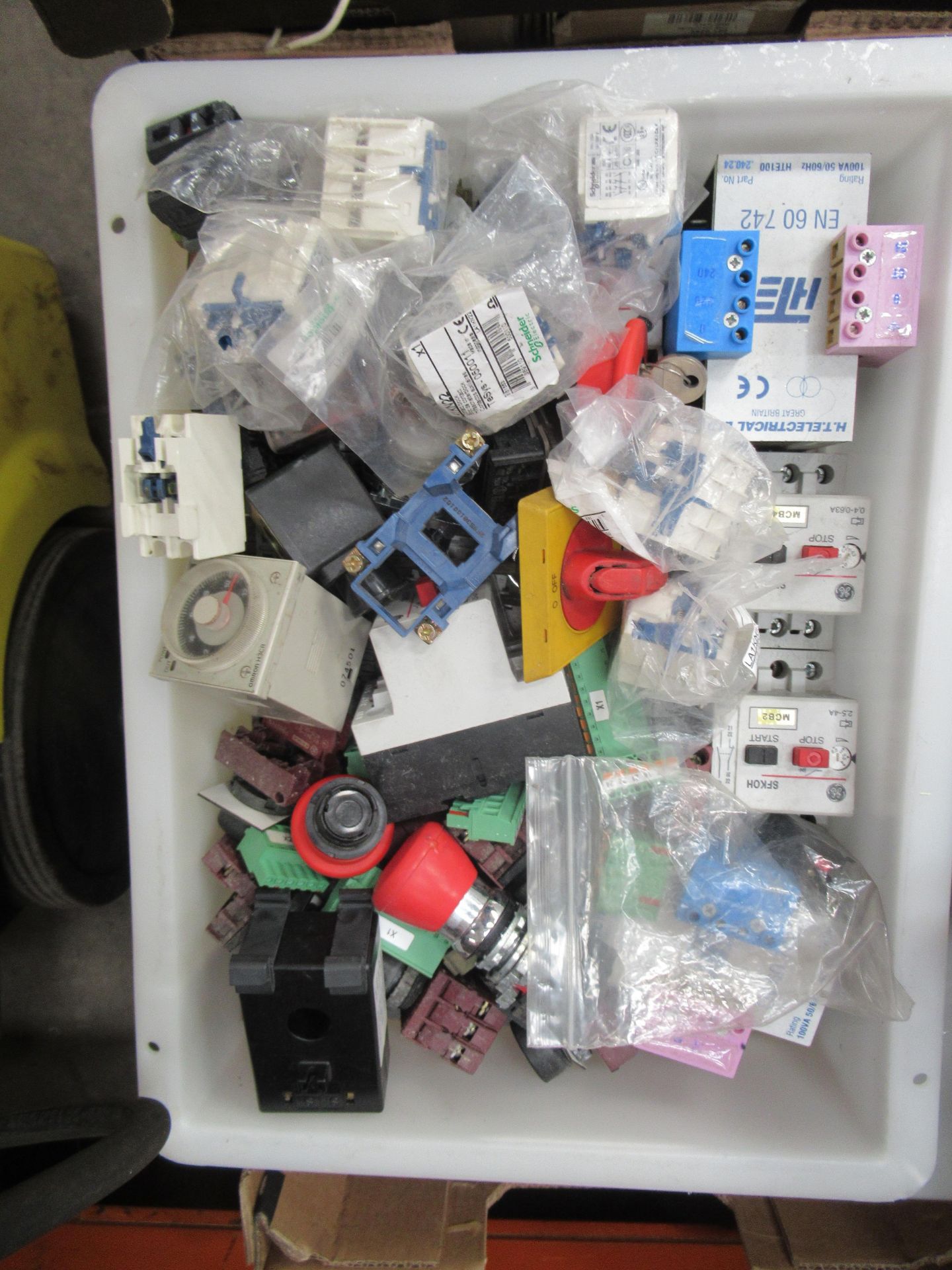 9x Boxes of electrical items including transformer fitters, isolators, wiring fittings etc - Image 3 of 10