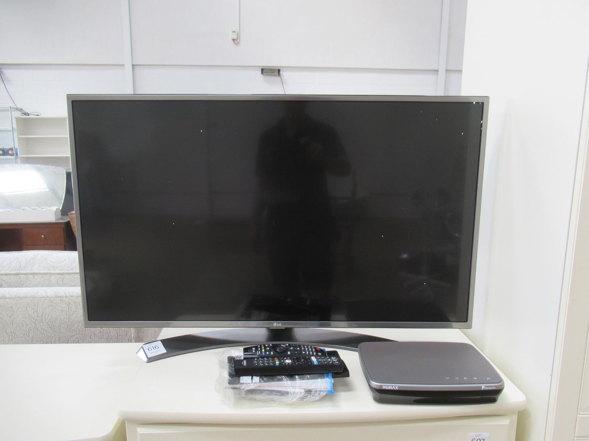 LG 43UH668V 43" Colour TV with Remote Control and Humax Freeview Set Top Box with remote control