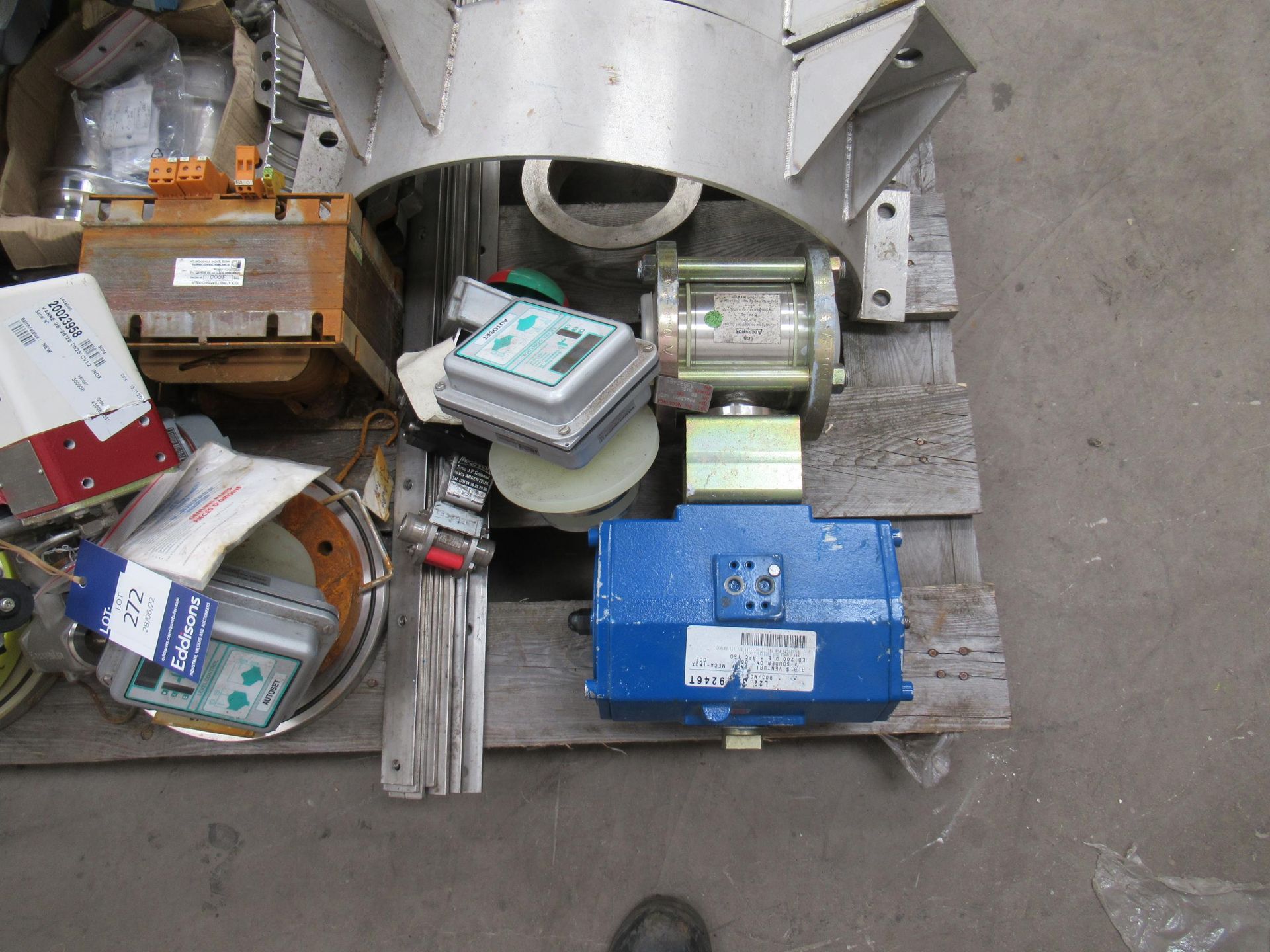 Pallet of Assorted Items including Valves, Actuators etc - Image 3 of 5