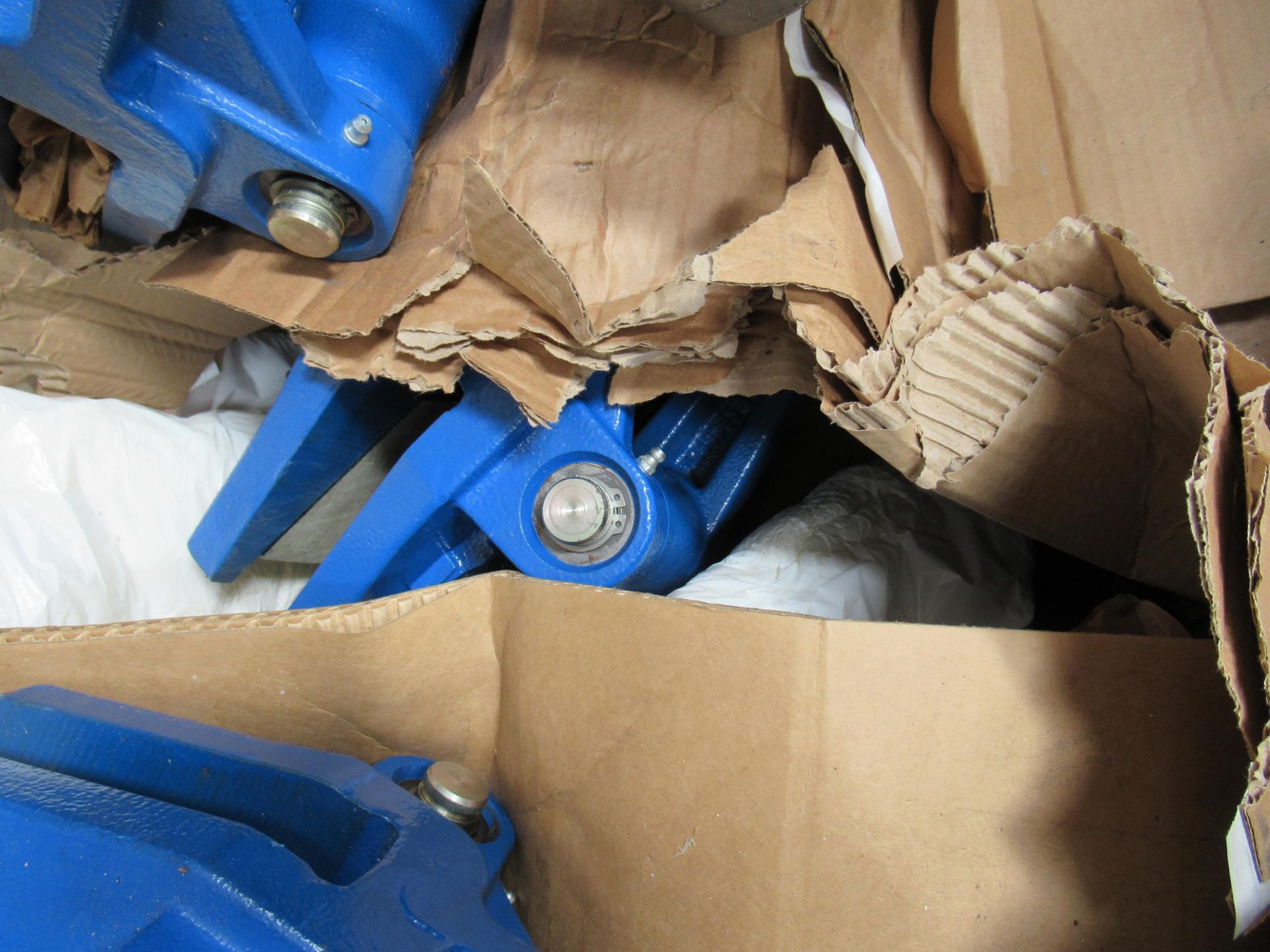 8 x Ex MOD Heavy Duty Brake Caliper. Please note there is a £20 Plus VAT Lift Out Fee on this lot - Image 2 of 5