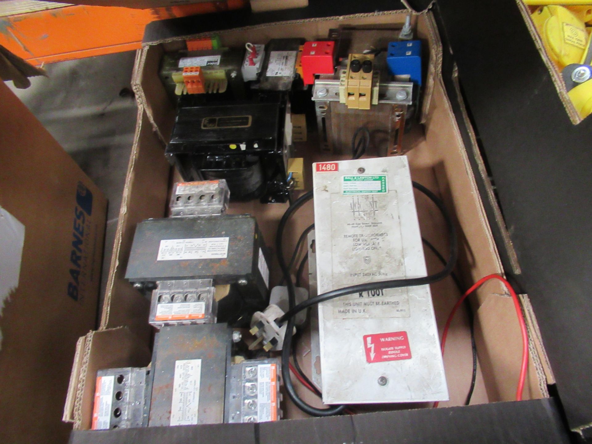 9x Boxes of electrical items including transformer fitters, isolators, wiring fittings etc - Image 8 of 10