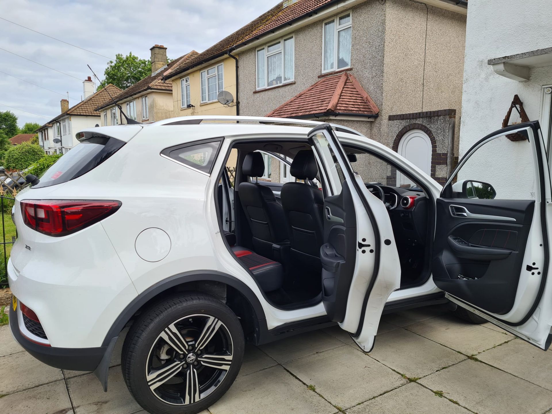 MG MZS1 Limited Edition 1.5 Five Door Hatchback, registration LF19 EOC, first registered 25 May - Image 6 of 17