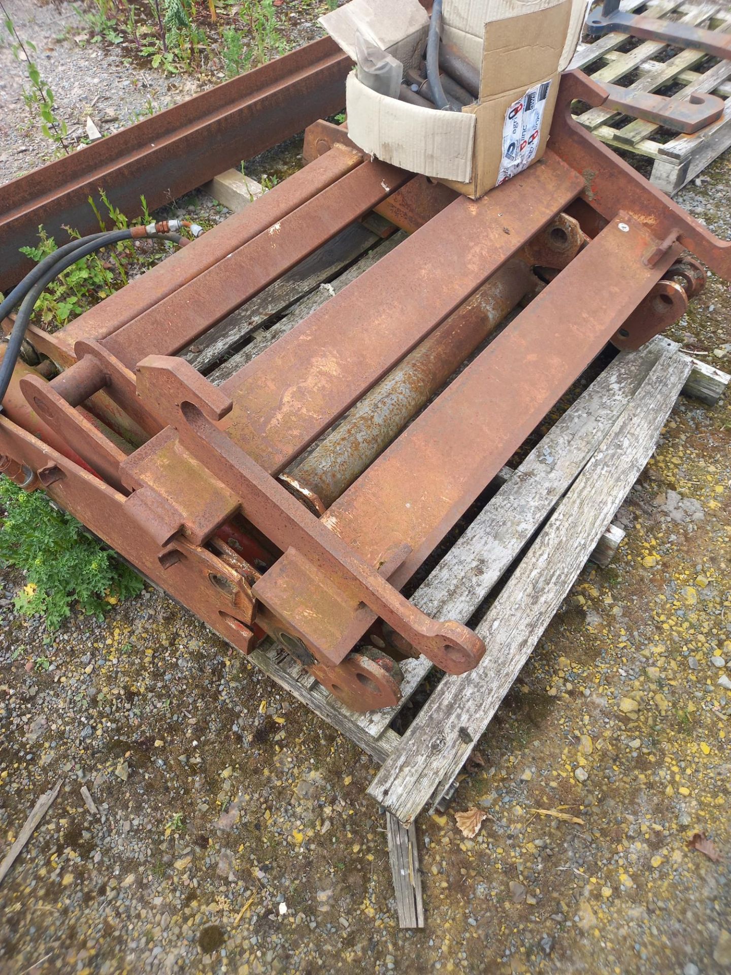 Tipping back plate for rough Terran manitou forklift