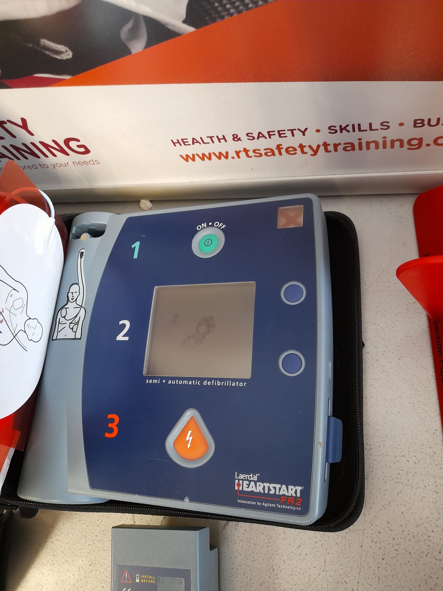 Heart Start FR2 semi-automatic defibrillator, with spare battery - Image 3 of 4