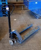 Hand Operated Pallet Truck, 2500kg Capacity