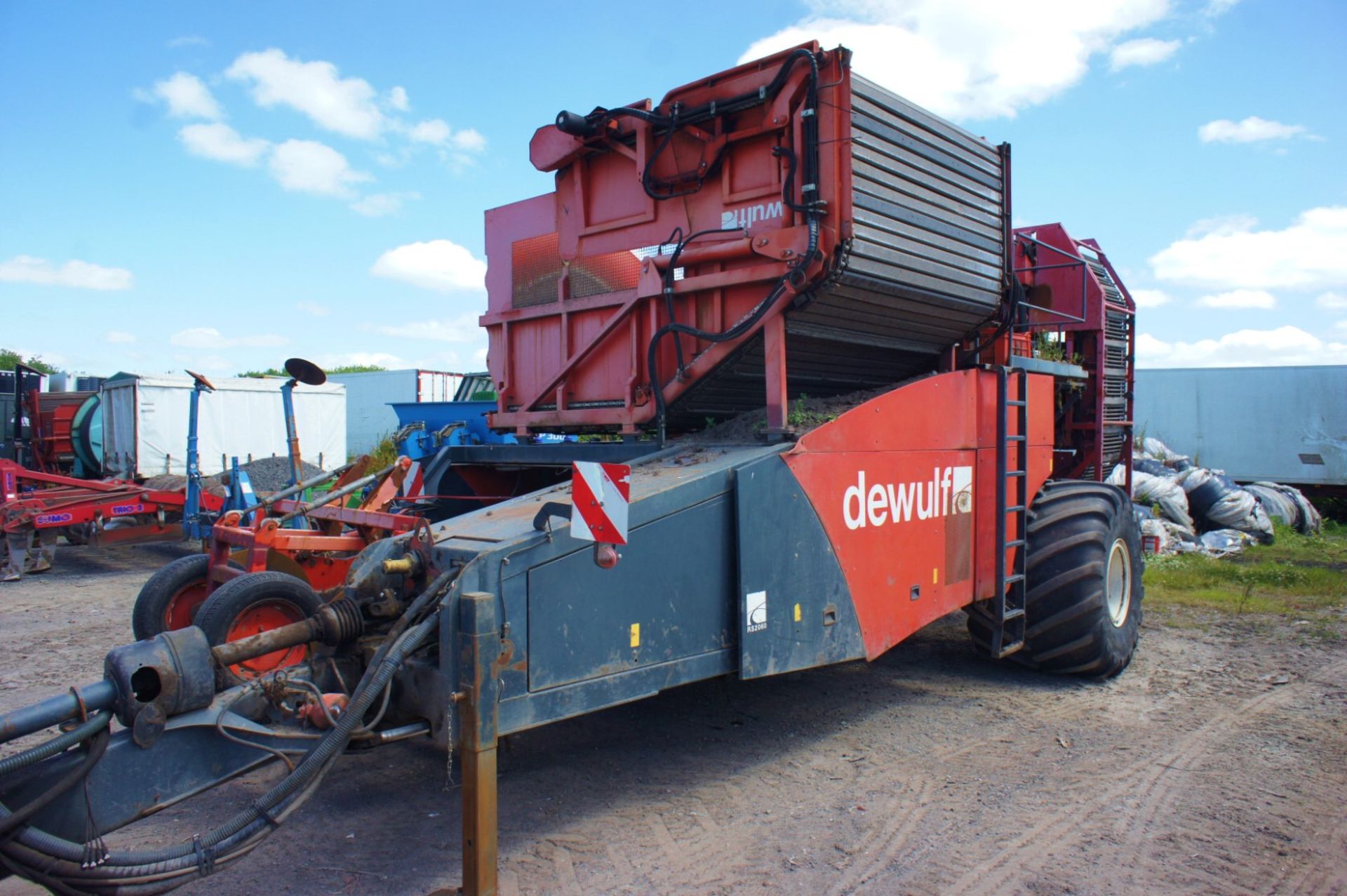 Dewulf RS2060 Trailed 2-Row Sieving Harvester, Serial Number 5811679, Year 2011 - Image 2 of 10