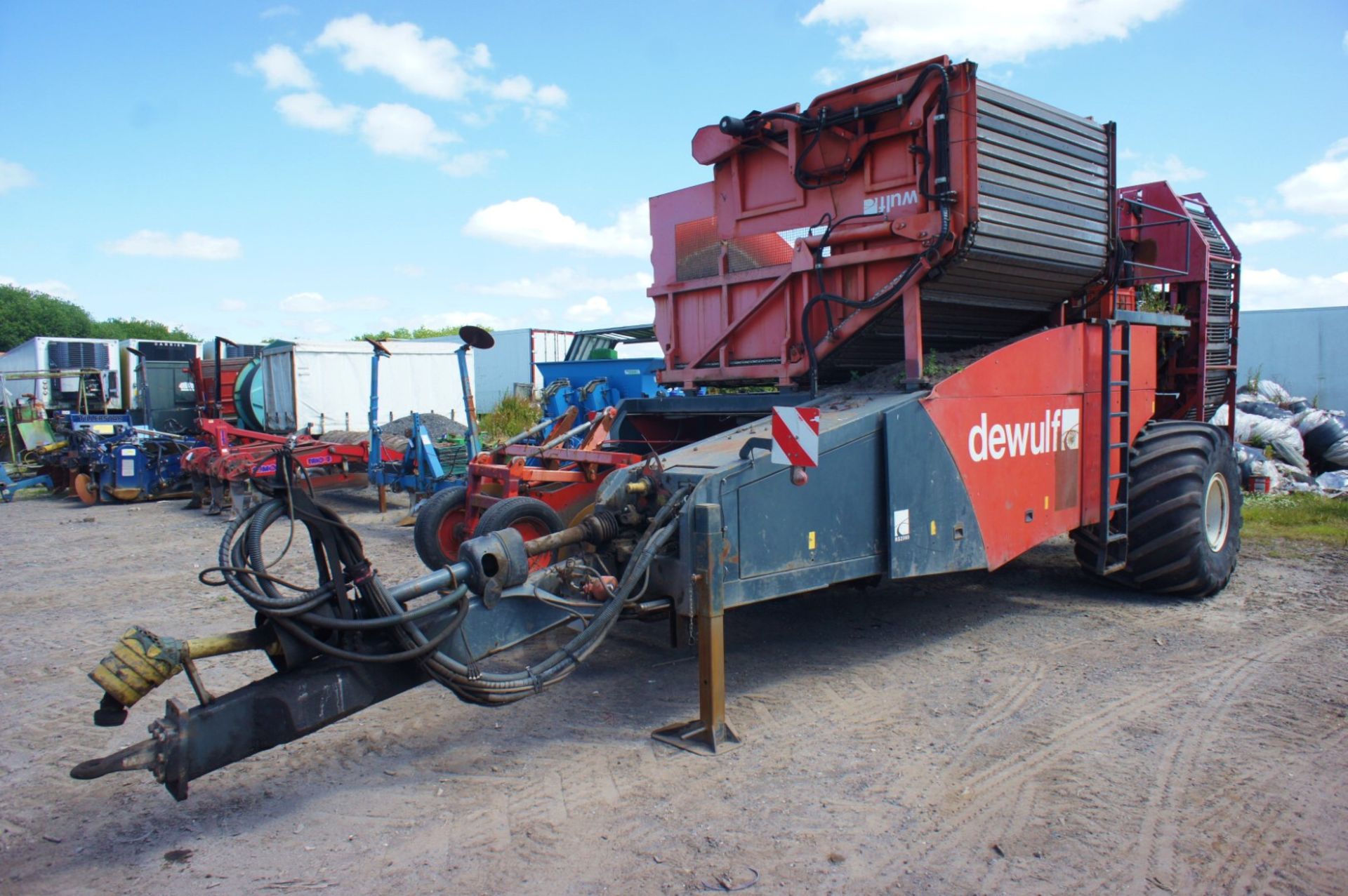 Dewulf RS2060 Trailed 2-Row Sieving Harvester, Serial Number 5811679, Year 2011