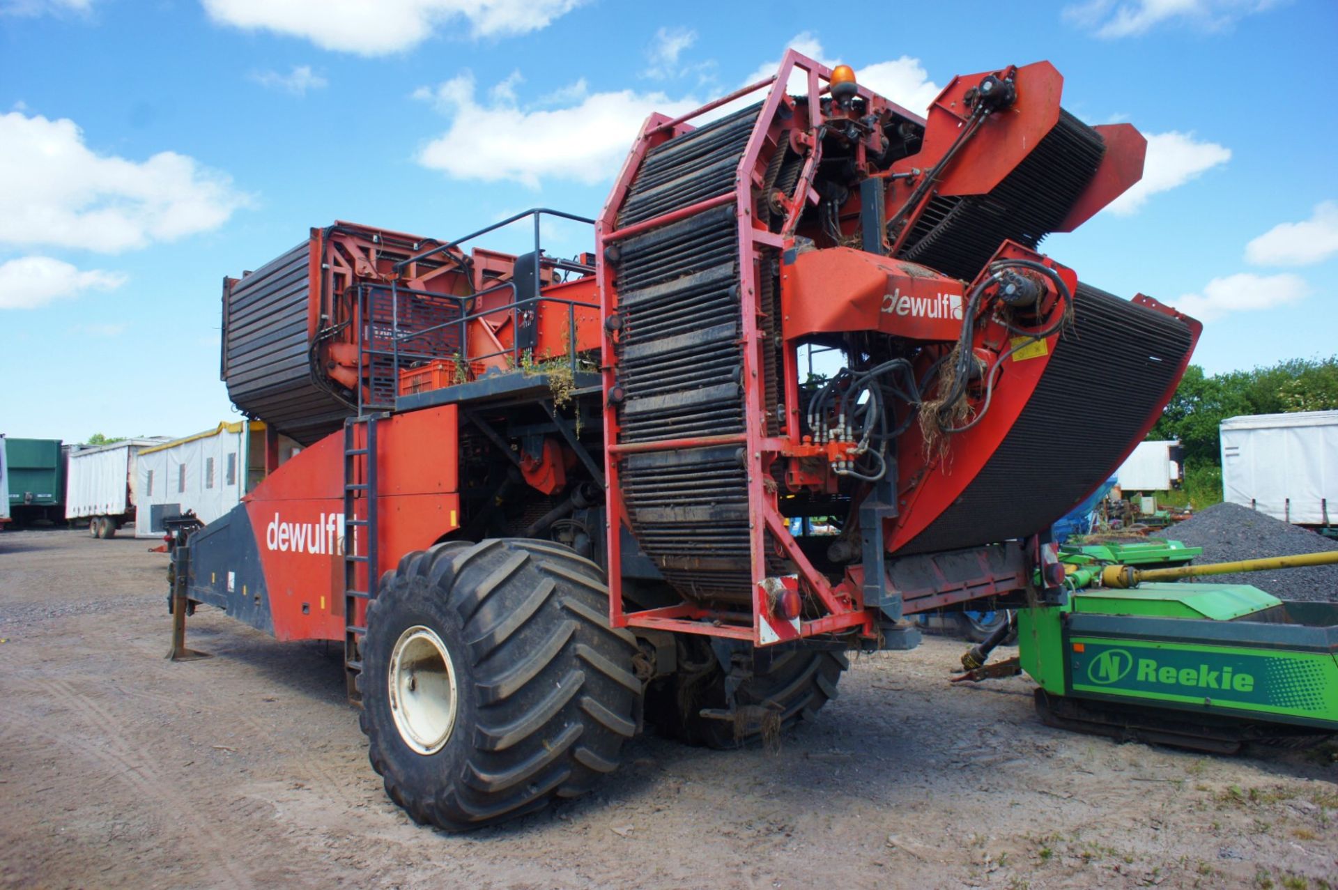 Dewulf RS2060 Trailed 2-Row Sieving Harvester, Serial Number 5811679, Year 2011 - Image 3 of 10