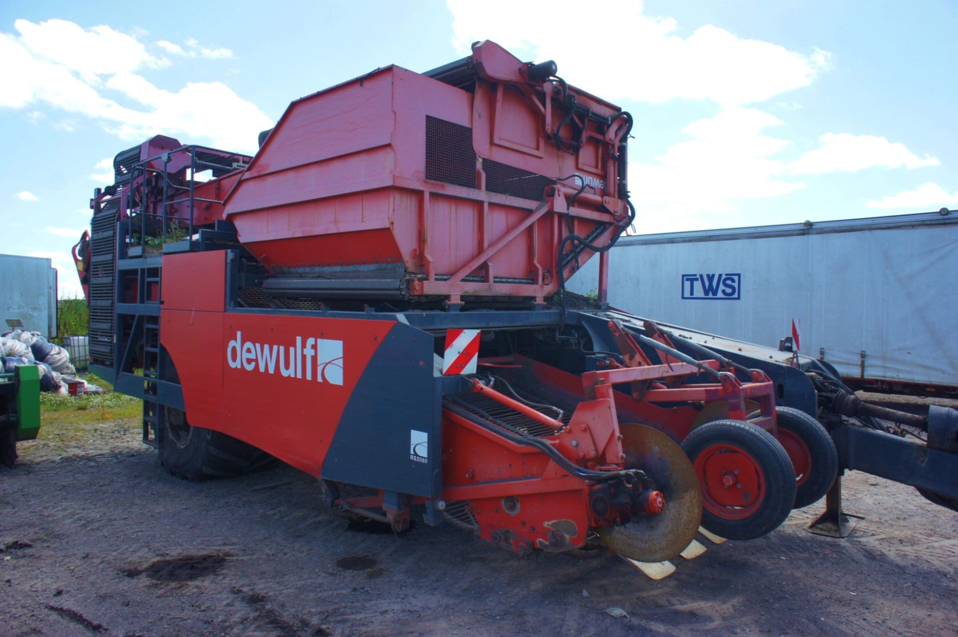 Dewulf RS2060 Trailed 2-Row Sieving Harvester, Serial Number 5811679, Year 2011 - Image 8 of 10