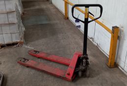 Hand Operated Pallet Truck, 2500kg Capacity