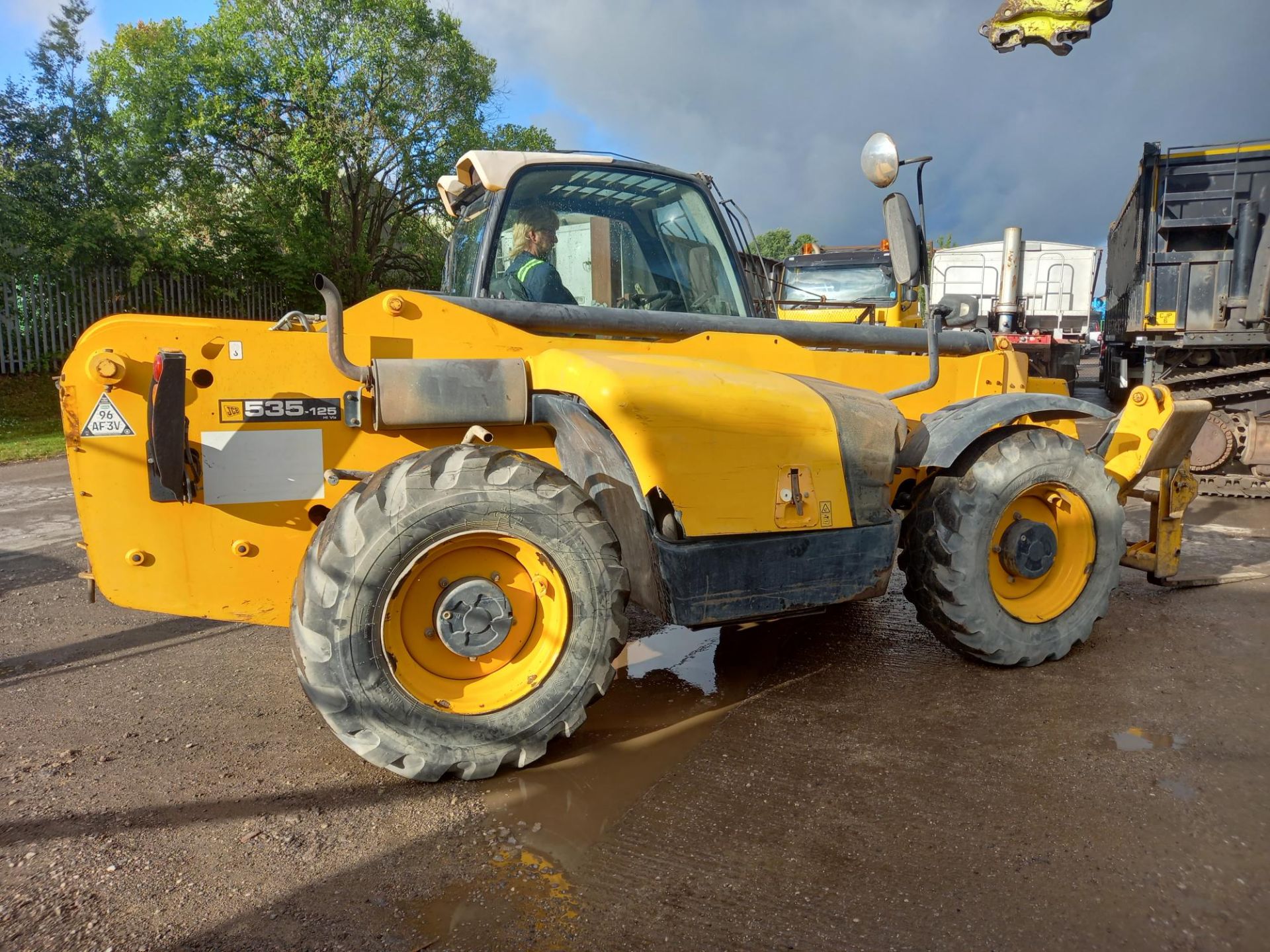 2012 JCB 535-125 Hi Viz 4x4 telehandler c/w forks and fitted with 3rd hydraulic line. Approx. 6680 r - Image 2 of 9