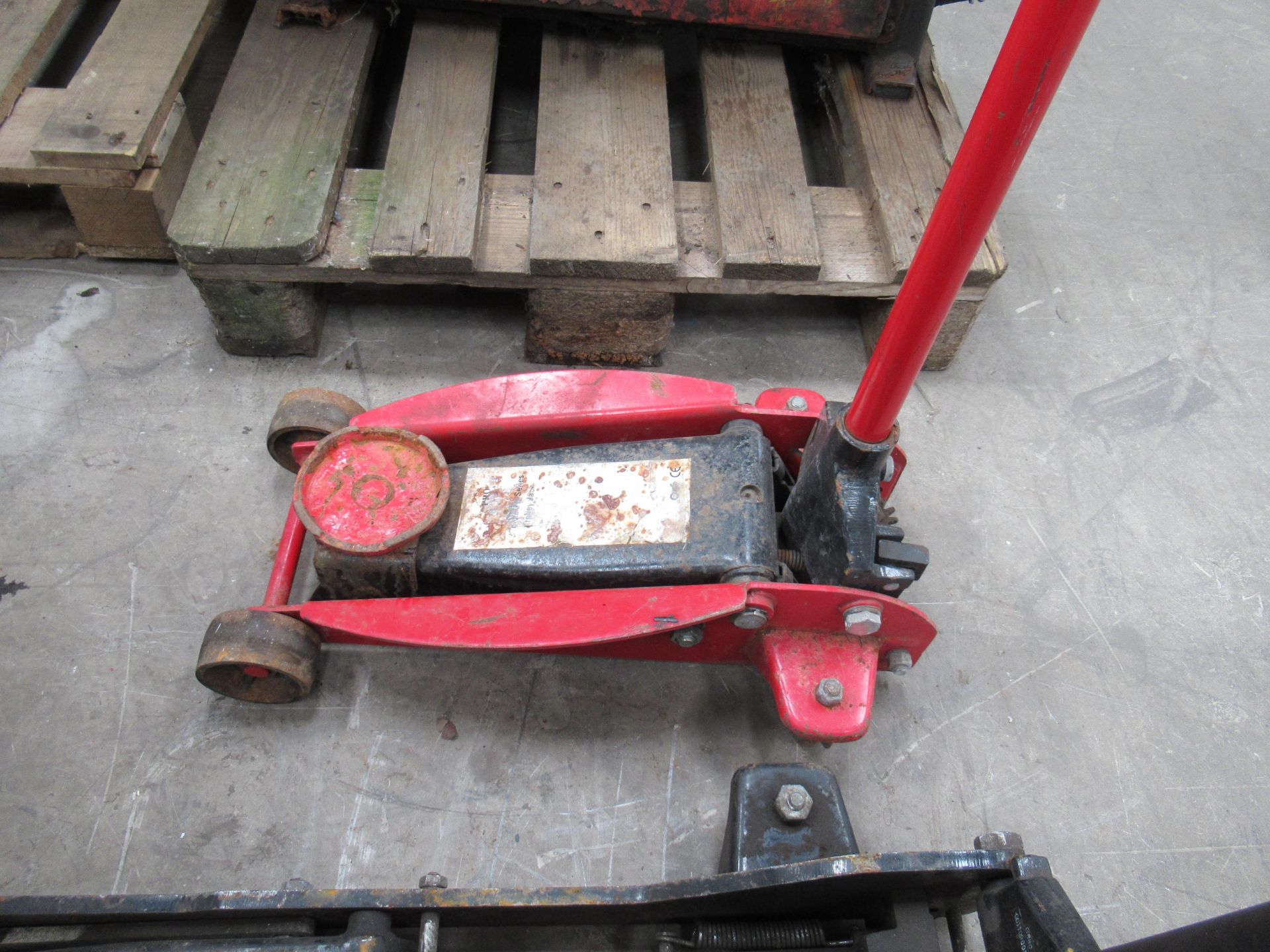 2x trolley jacks, Omega 2 ton-working, missing part of handle. Pro- spares or repairs - Image 4 of 4