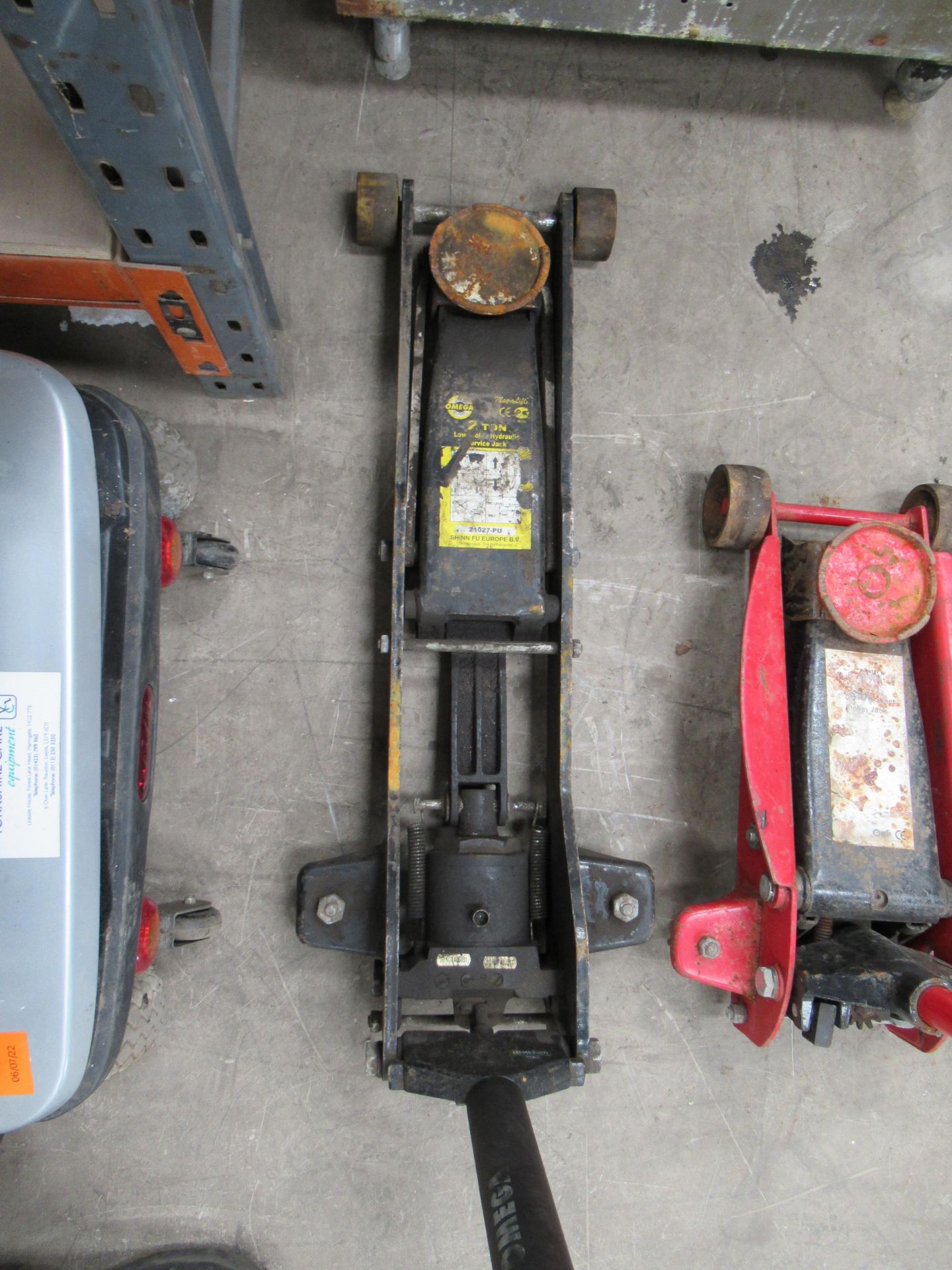 2x trolley jacks, Omega 2 ton-working, missing part of handle. Pro- spares or repairs - Image 2 of 4