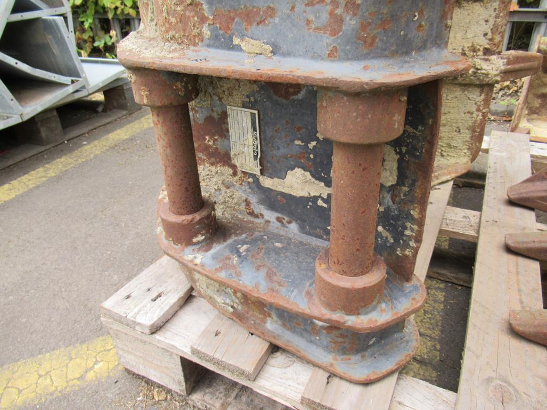 An Excavator Bucket. Width 450mm. Missing Tooth. Please note there is a £10 + VAT Lift Out Fee on t - Image 3 of 3