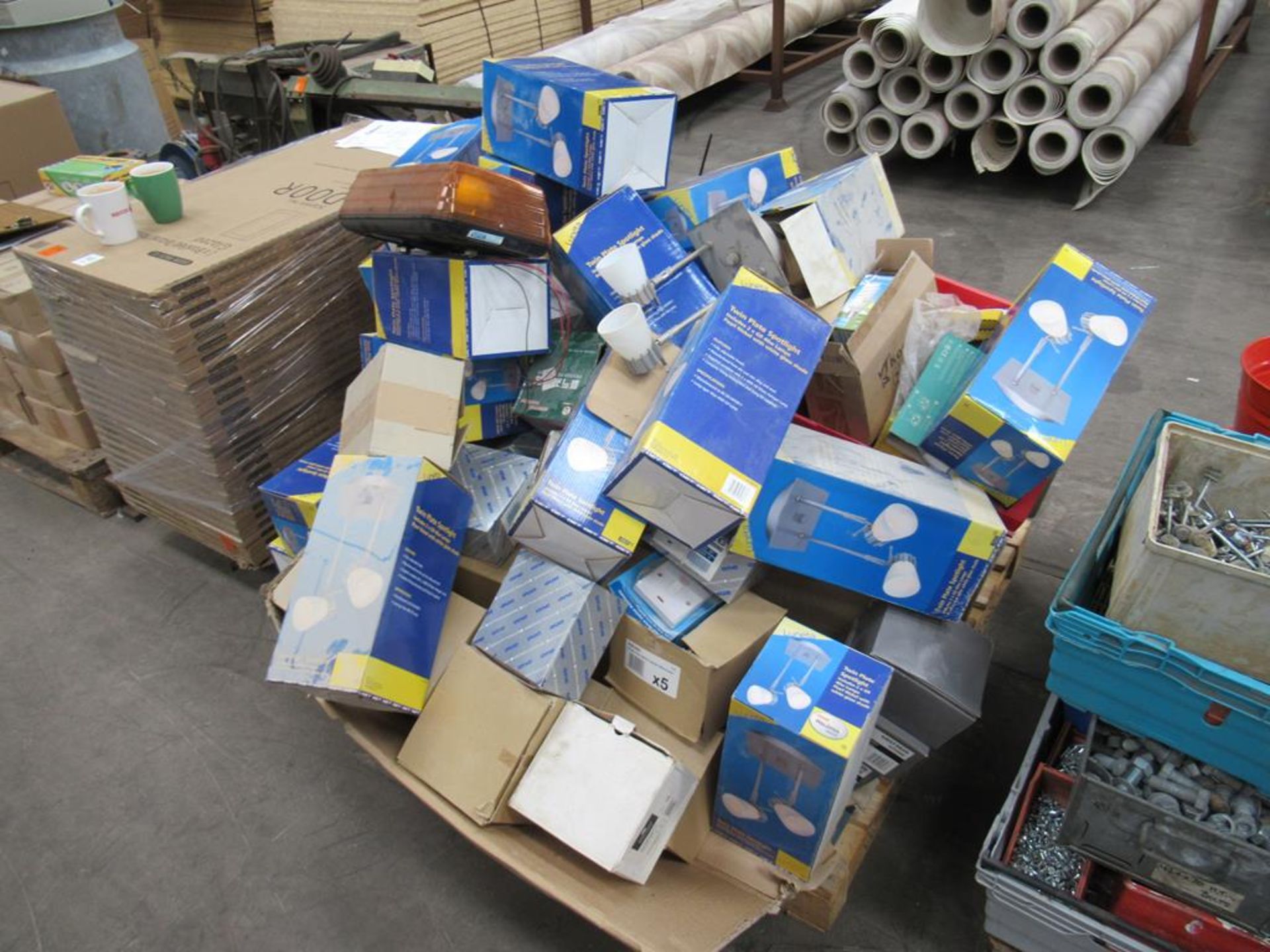 Contents of Pallet Including Sockets, Luneta Spotlight, Bulbs etc.Please note there is a £12 + VAT L - Image 3 of 3