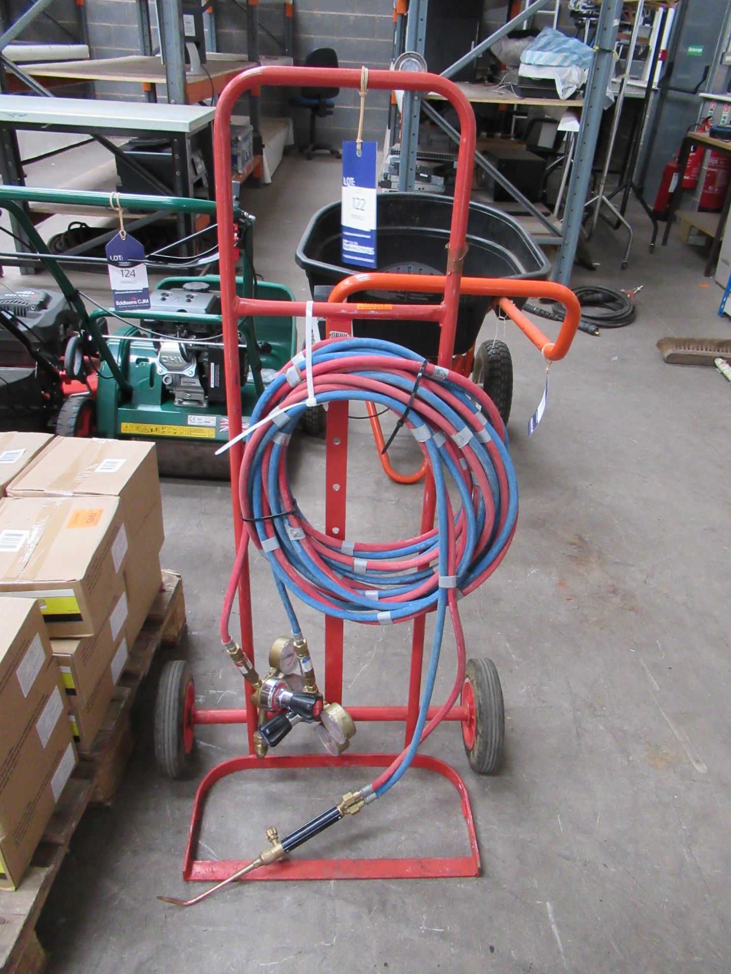 A bottle trolley with cutting gear