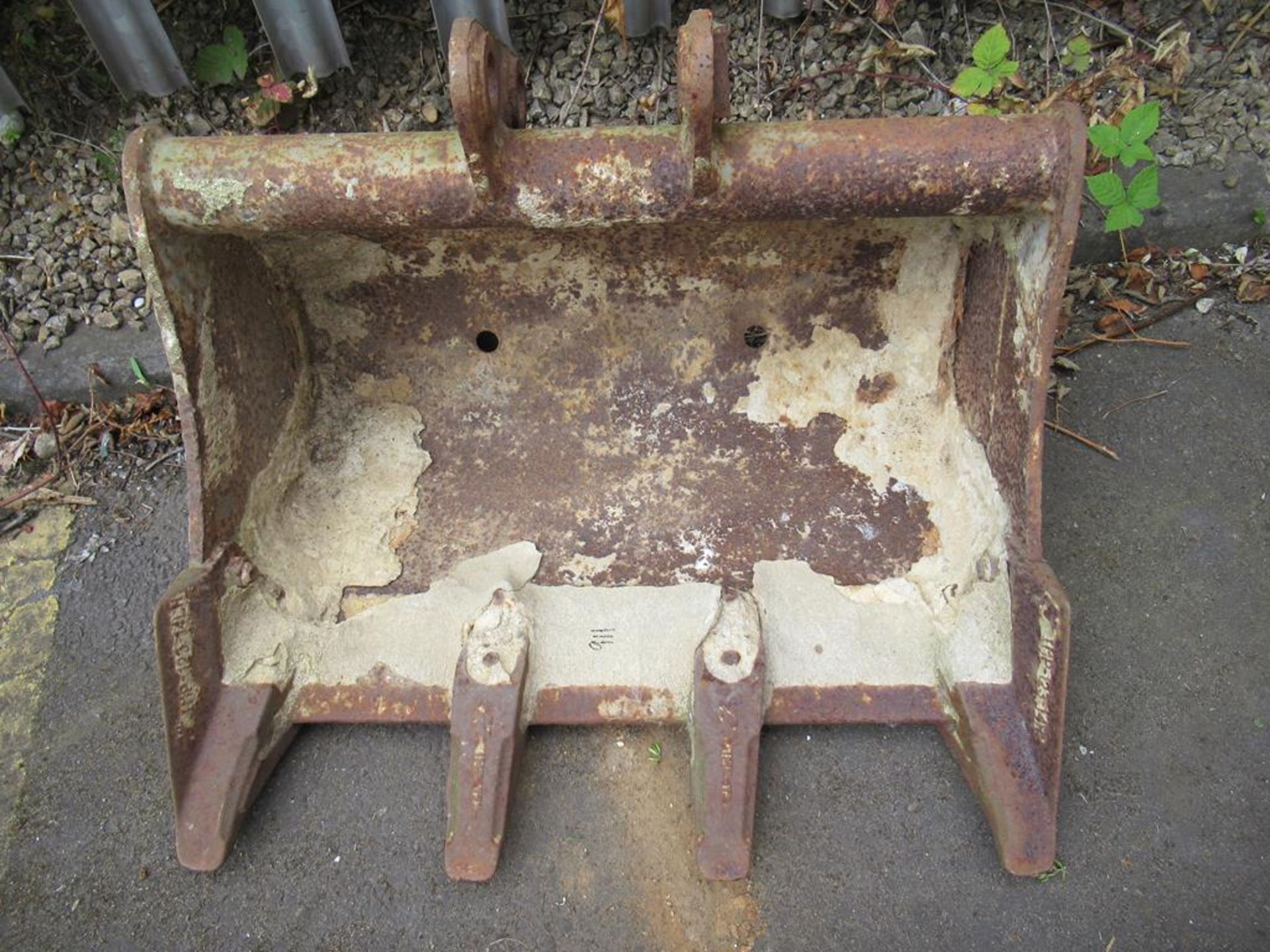 An Excavator Bucket. Width 600mm Pin Width 30mm. Please note there is a £10 + VAT Lift Out Fee on t