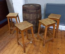 Barrel with 4 stools