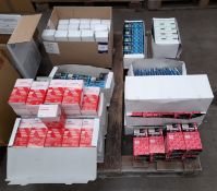 Assortment of Kuretake Zig markers to pallet, including PMA-550 white, PMA-550 gold, PMA-570ME