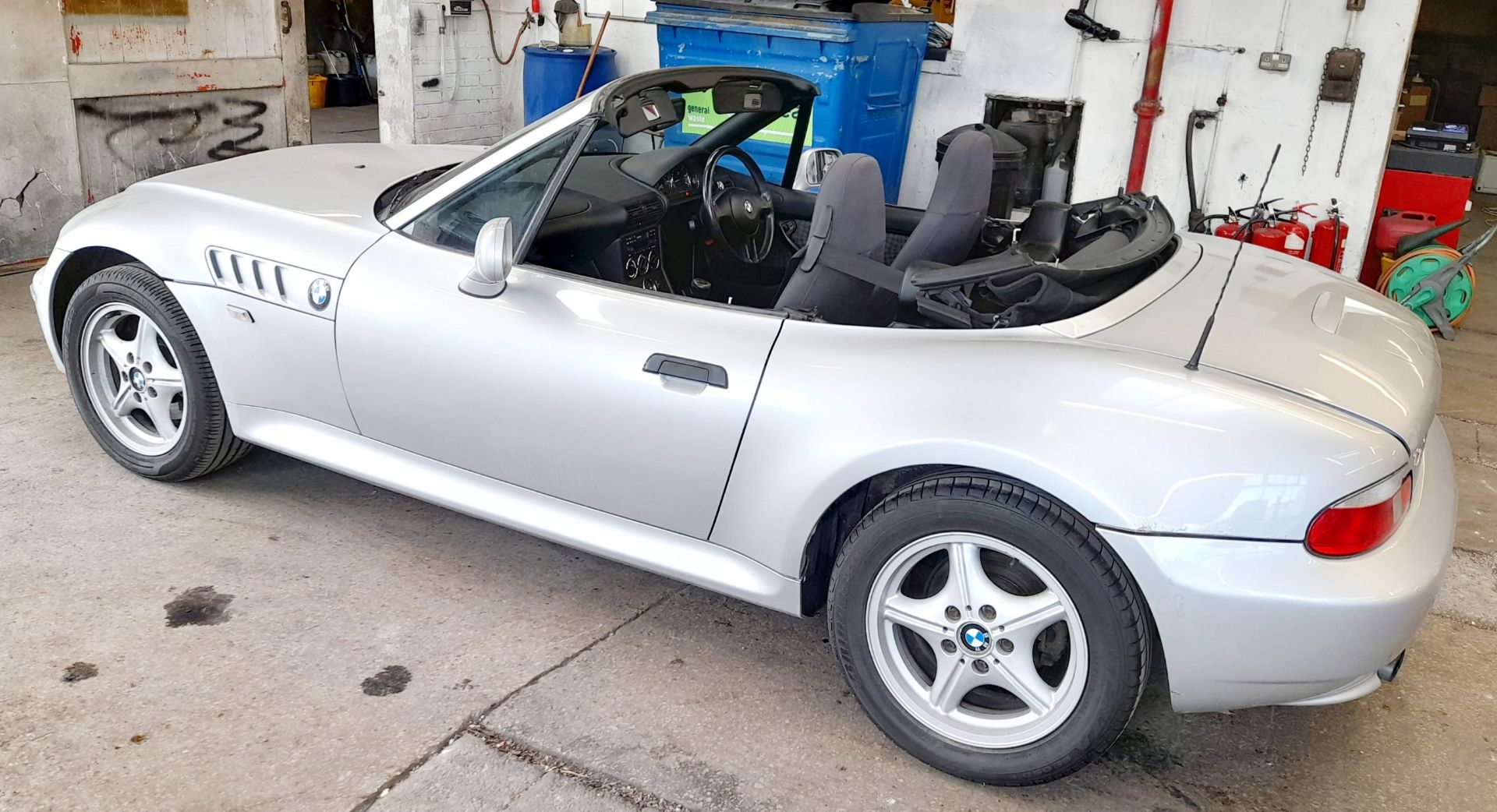 BMW Z3 Convertible 1895cc, Petrol, Manual, Silver, 29.09.2000, Registration X929 AFP, 69,586 - Image 8 of 17