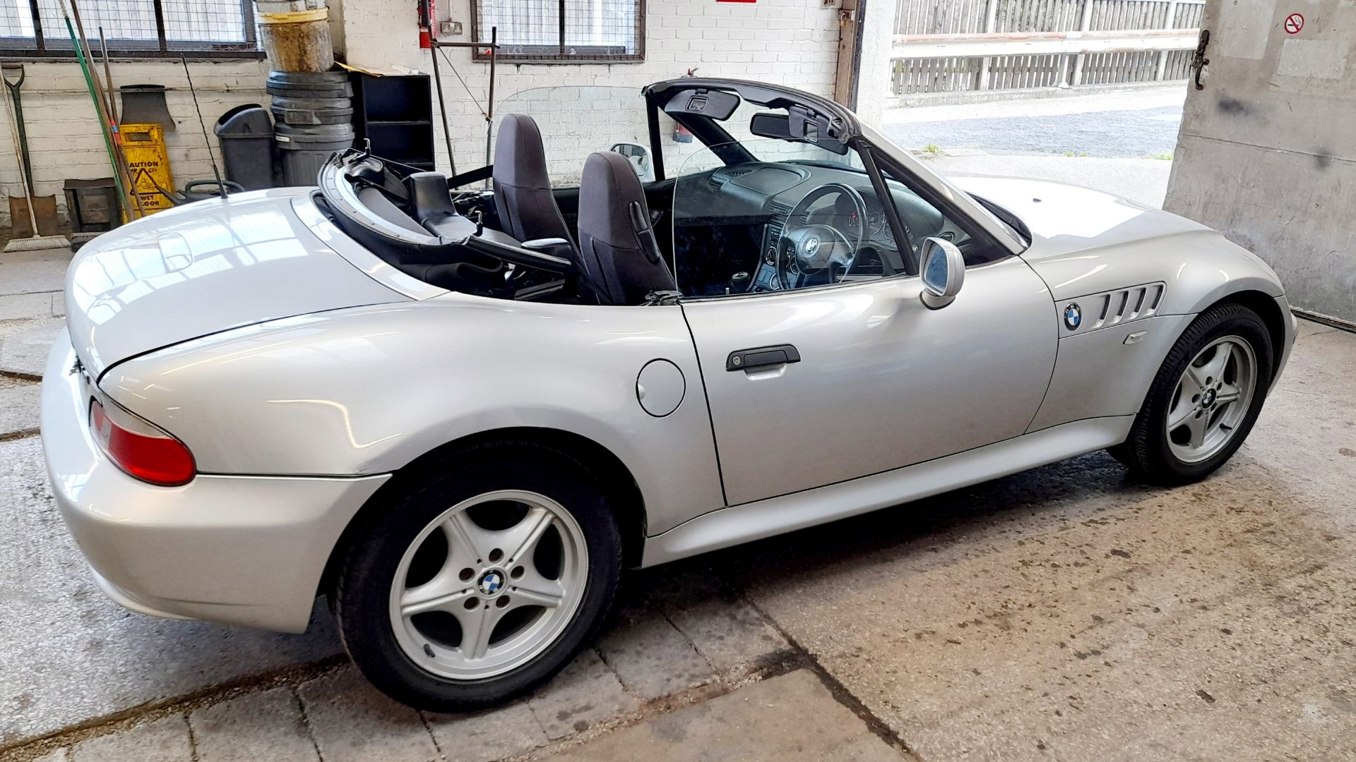 BMW Z3 Convertible 1895cc, Petrol, Manual, Silver, 29.09.2000, Registration X929 AFP, 69,586 - Image 7 of 17