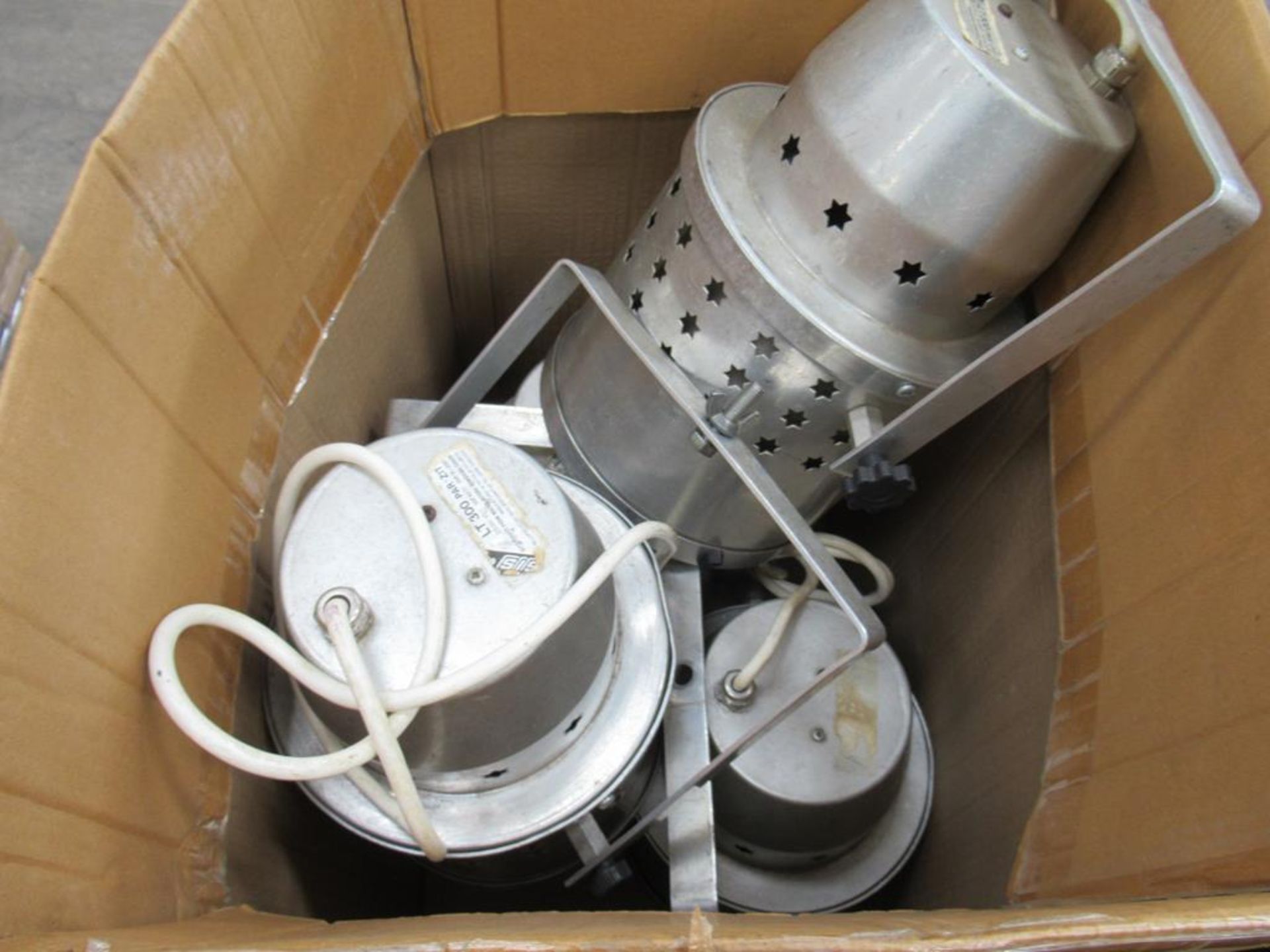 Contents of Pallet including bird feeders, hanging baskets, 2x carry cases, LZ 200watt lights, crash - Image 2 of 10