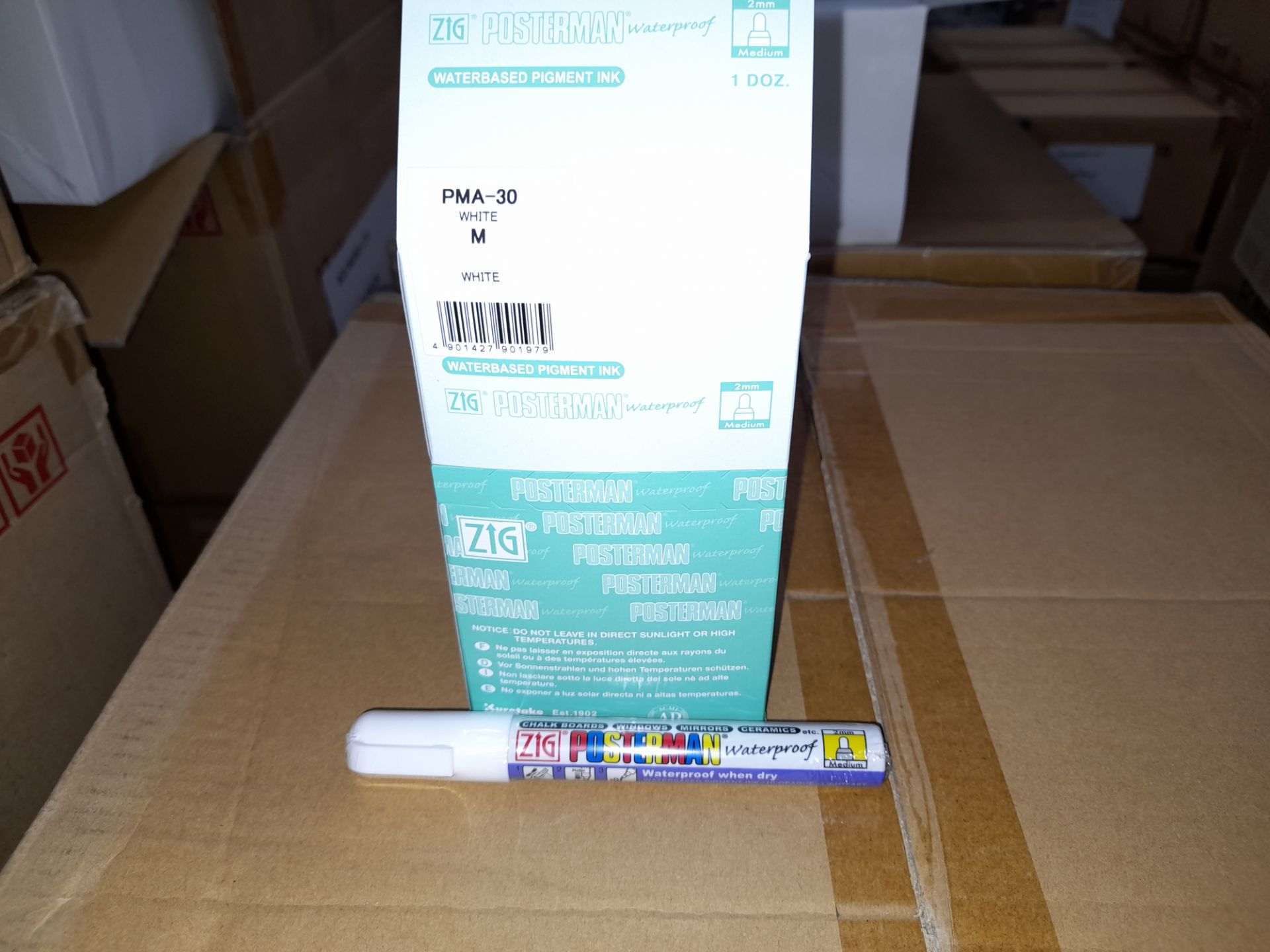 1 x Box of Kuretake Zig Posterman White PMA-30 Mar