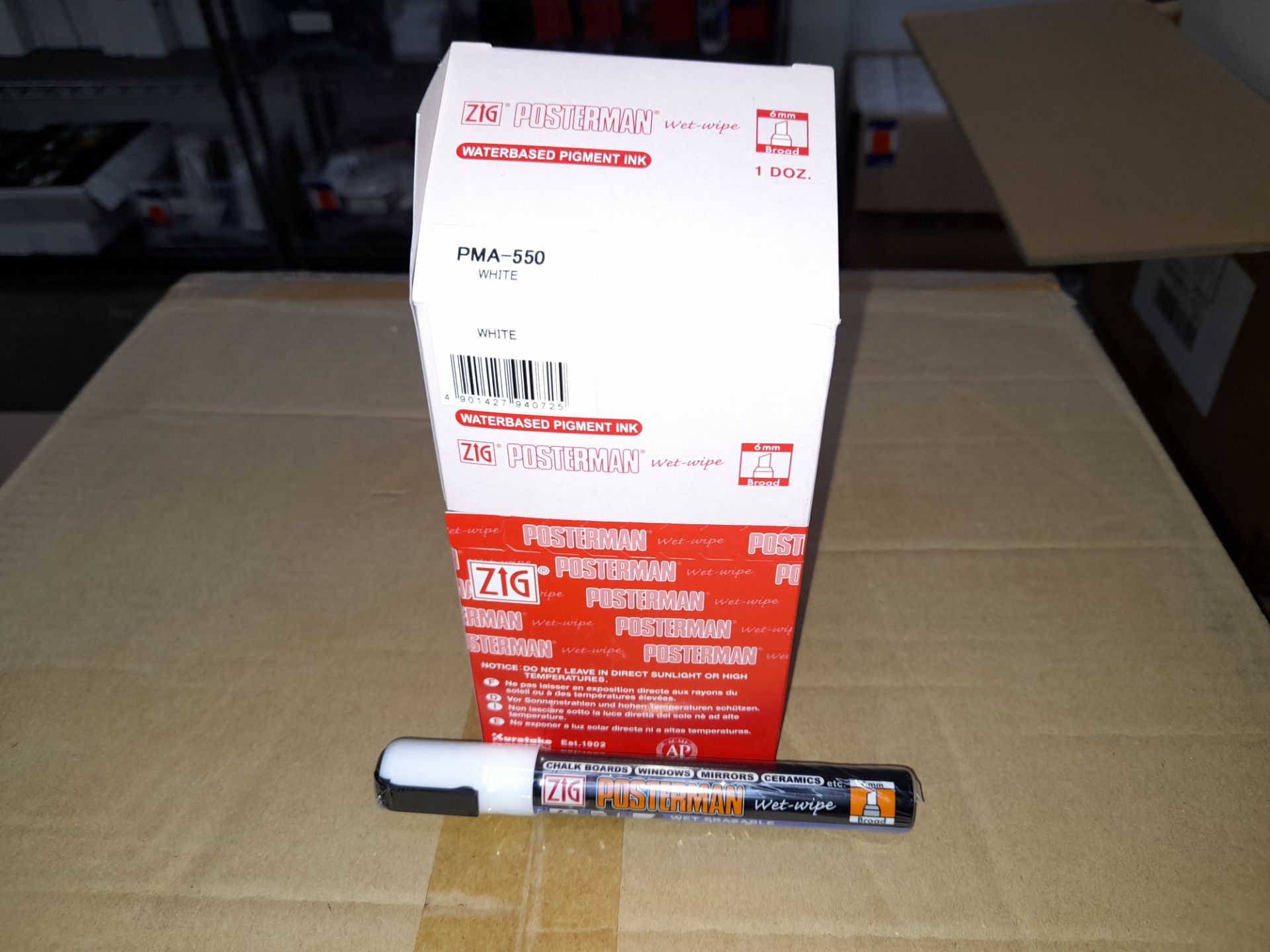 1 x Box of Kuretake Zig Posterman Wet-Wipe White P