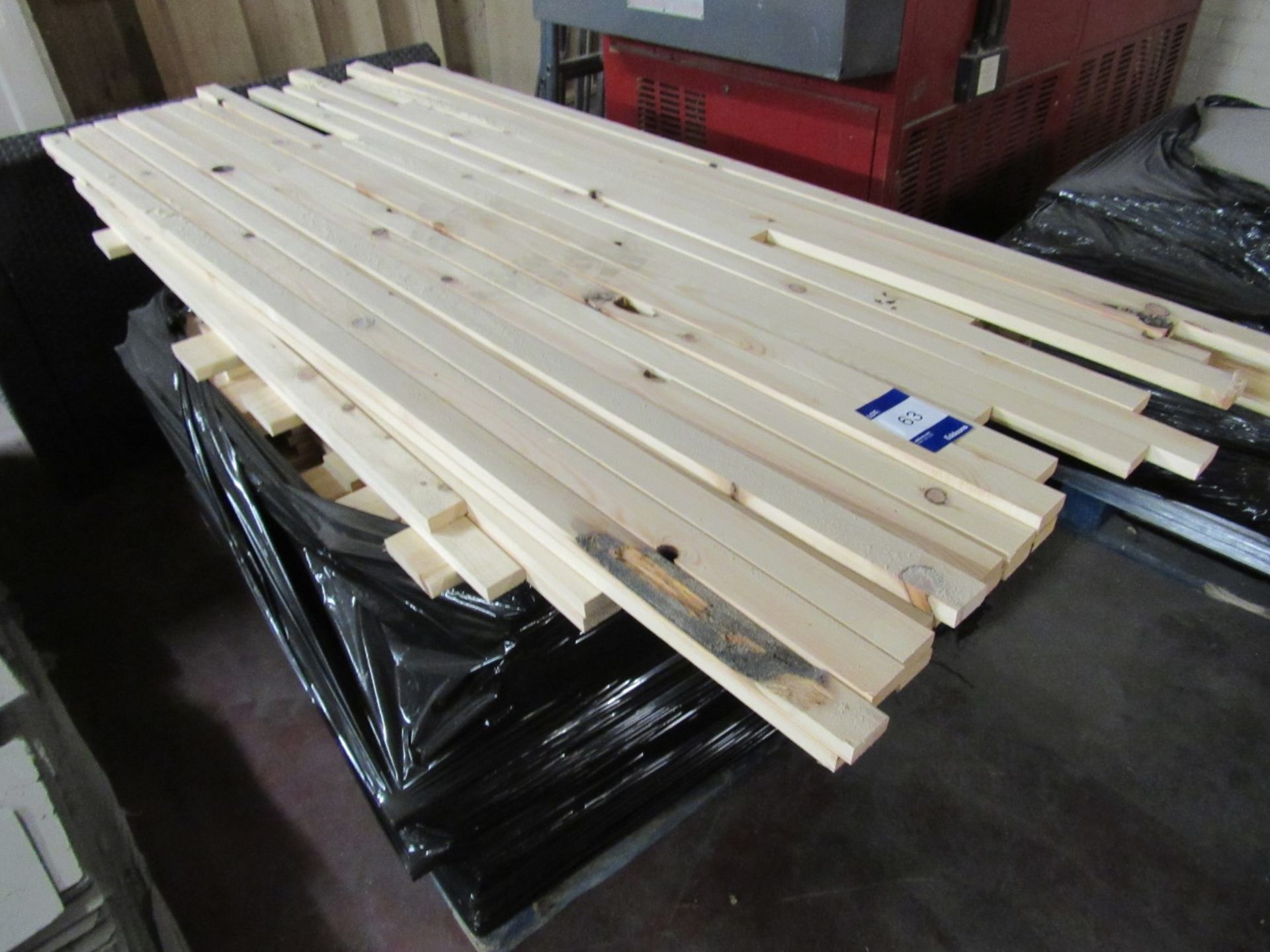 Quantity timber battens to pallet - Image 2 of 2